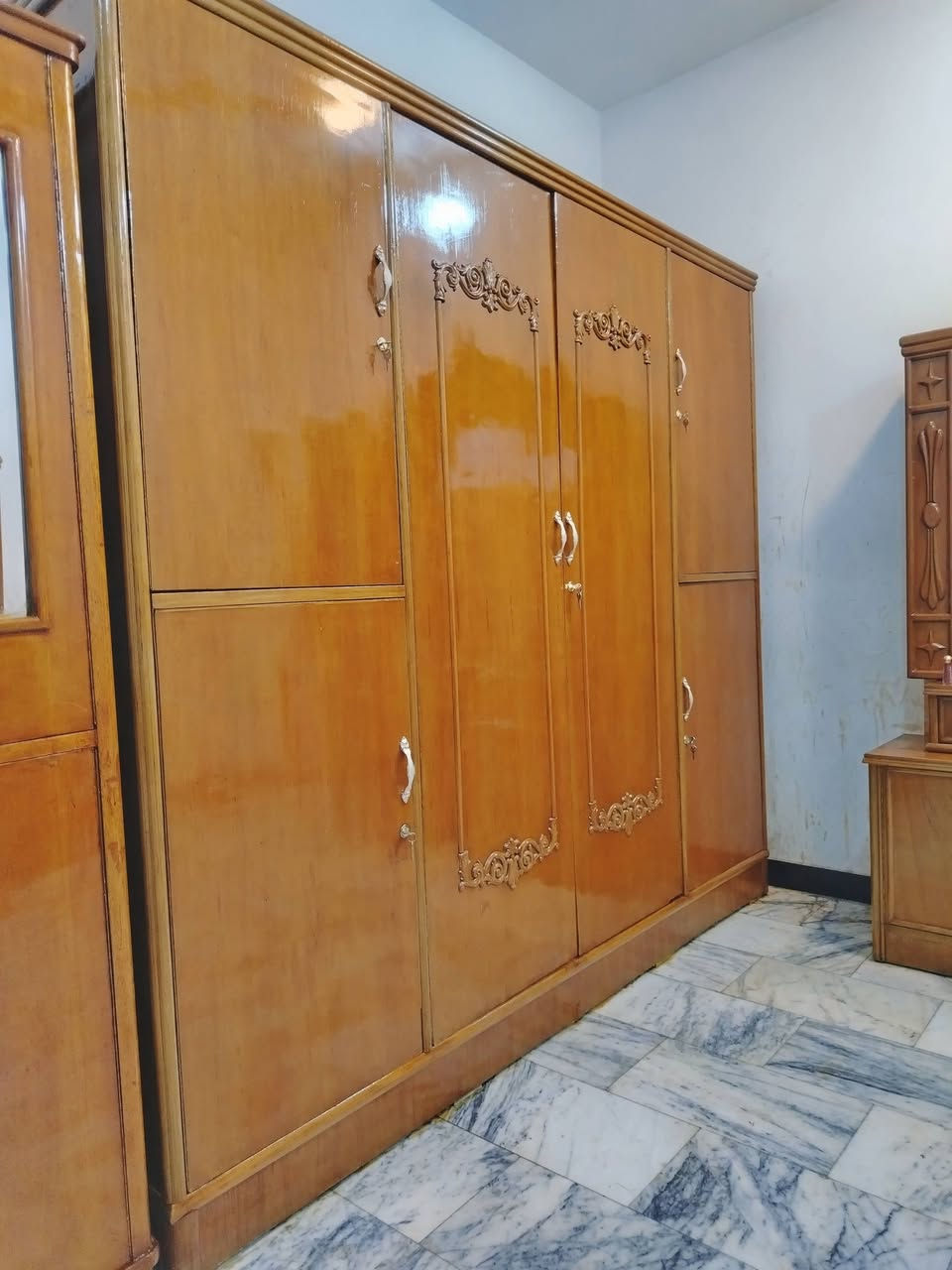 غرفة نوم تسكام صاج داخل وخارج شغل ثقيل ضهر جرجوبه خمسه ملم استعمال قليل مابيها اي ضرر مكاني حلة حي الجزائر ***********.    ***********
