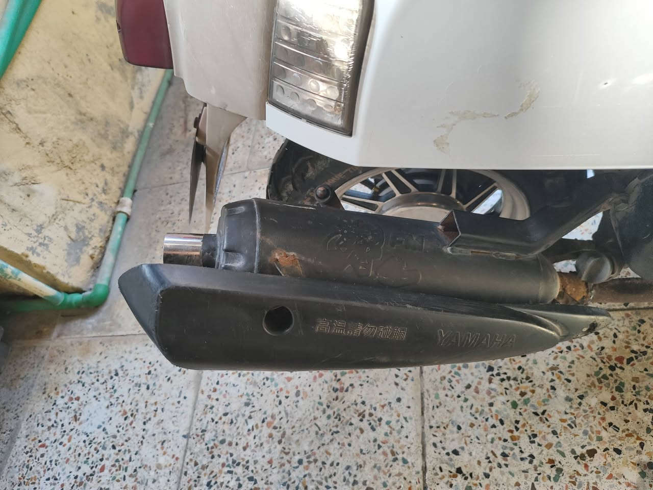 بوليس • ابيض كريمي • كفالة