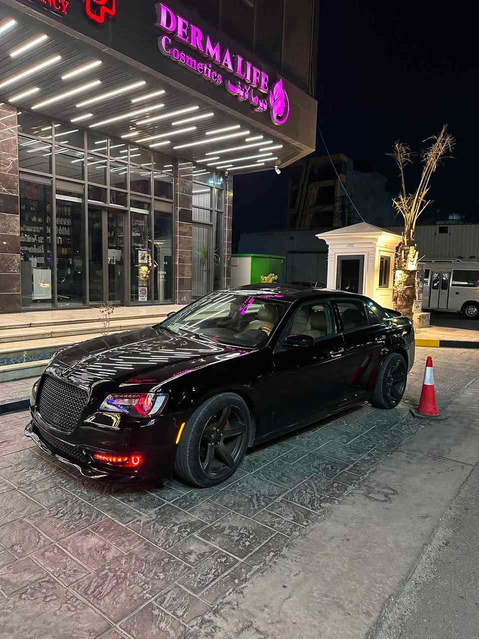 كرايسلر c300 اوباما 
رقم بغداد

هيمي 5700 ارتي
موديل 2012
فول مواصفات ما عدا الرادار 
تبريد تدفئة كراسي
تدفئة تبريد اكواب
بردة خلفية
بانوراما
ويل نجمة ابو الخسفة وتايرات جديد 
صدر جديد

محدثة بجم 2020 اوركال عين الشيطان ولايت زنون

داون بايب 3 انج
الكزوز مفرغ بيها صوت رعب
مبرمجة يم مصطفى ايكل سيفتي
ولف حماوة ريسنك
بنكة ترددية يعني انسى الحماوة

السيارة خير من الله نقصها بس كشنات وهاهية

وارد امريكي ضربتها جاملغ وباب امامي 
وبيها قطع صبغ اثر جراد ابيع حزام

رايده 140 وبيها مجال 
***********
