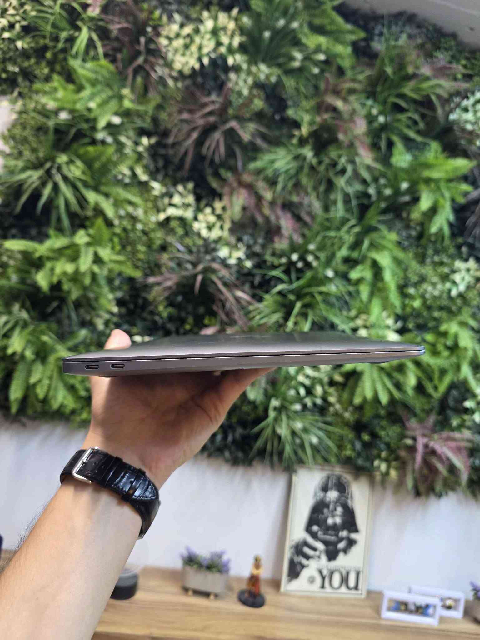 کوردی_ عربي
MacBook Air M1 (2020)

ڕام: 8GB DDR5
بیرگە: 256GB SSD
تەندروستی پاتری: 94% (زۆر خاوەن و کەم بەکارهاتوو)

لەگەڵ کارتۆن و شەحنکەرەوەی ئەسڵی خۆی (with box and original charger)

تێبینی: لاپتۆپەکە زۆر خاوێنە، بێ کێشەیە و هیچ شوخت یان لێدانێکی پێوە نییە. پاترییەکەی لە دۆخێکی نایابدایە.
 
عربي
 MacBook Air M1 (2020)
الرام: 8GB DDR5
الهارد (التخزين): 256GB SSD
صحة البطارية: 94% (ممتازة جداً واستخدام نظيف)

يجي مع الكارتون (العلبة) والشاحن الأصلي بالكامل.

الجهاز بنظافة الوكالة، بدون أي عيوب أو شخوط، والبطارية ممتازة وتطول بالشحن. متواجد في [أربيل/العراق].

Wareen for laptops 
Erbil sultan muzafar street
وەرین ستۆر بۆ لاپتۆپ هەولێر شەقامی سوڵتان مزەفەر 
محل ورين للابتوبات اربيل شارع سلطان مظفر أربيل, العراق
