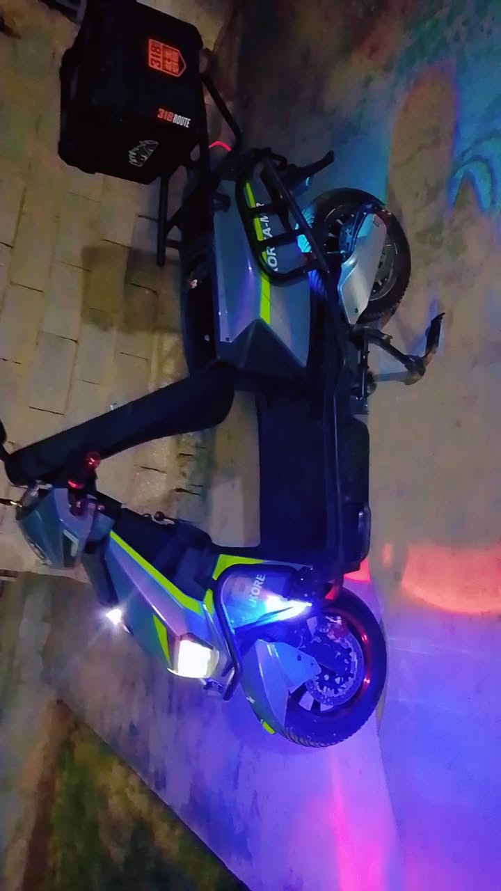 سلام عليكم دراجه سكنس لكوري ام ار بعدهة جديده 6باتري 4  تمشيك 70كيلو وجوه الدراجة بعده جديده بمعني لكلمة سعرها 800وبيها مجال 
تواصل ***********
او خاص ارد
