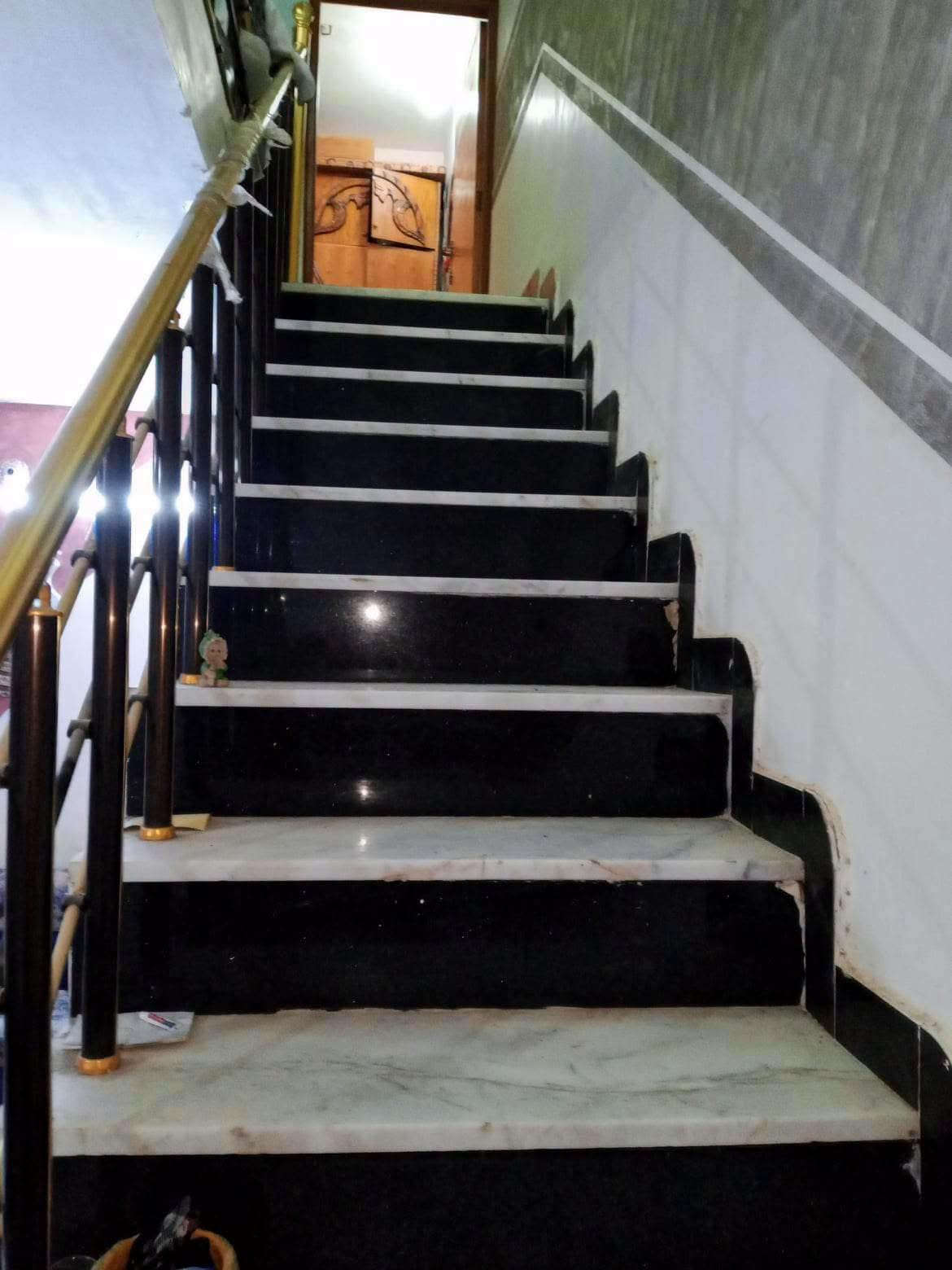 للبيع 🏠 بيت 75 متر ركن/
واجهه 10 نزال 7.5 
📍مربع 3000 حي الربيع 
قرب شارع 20 التجاري 
يحتوي على ثلاث غرف نوم 
استقبال زائد صاله ومطبخ وصحيات 
البيت كلنقص ما بيه بناء درجه اولى 
وبسعر مناسب 
 ☎️***********
