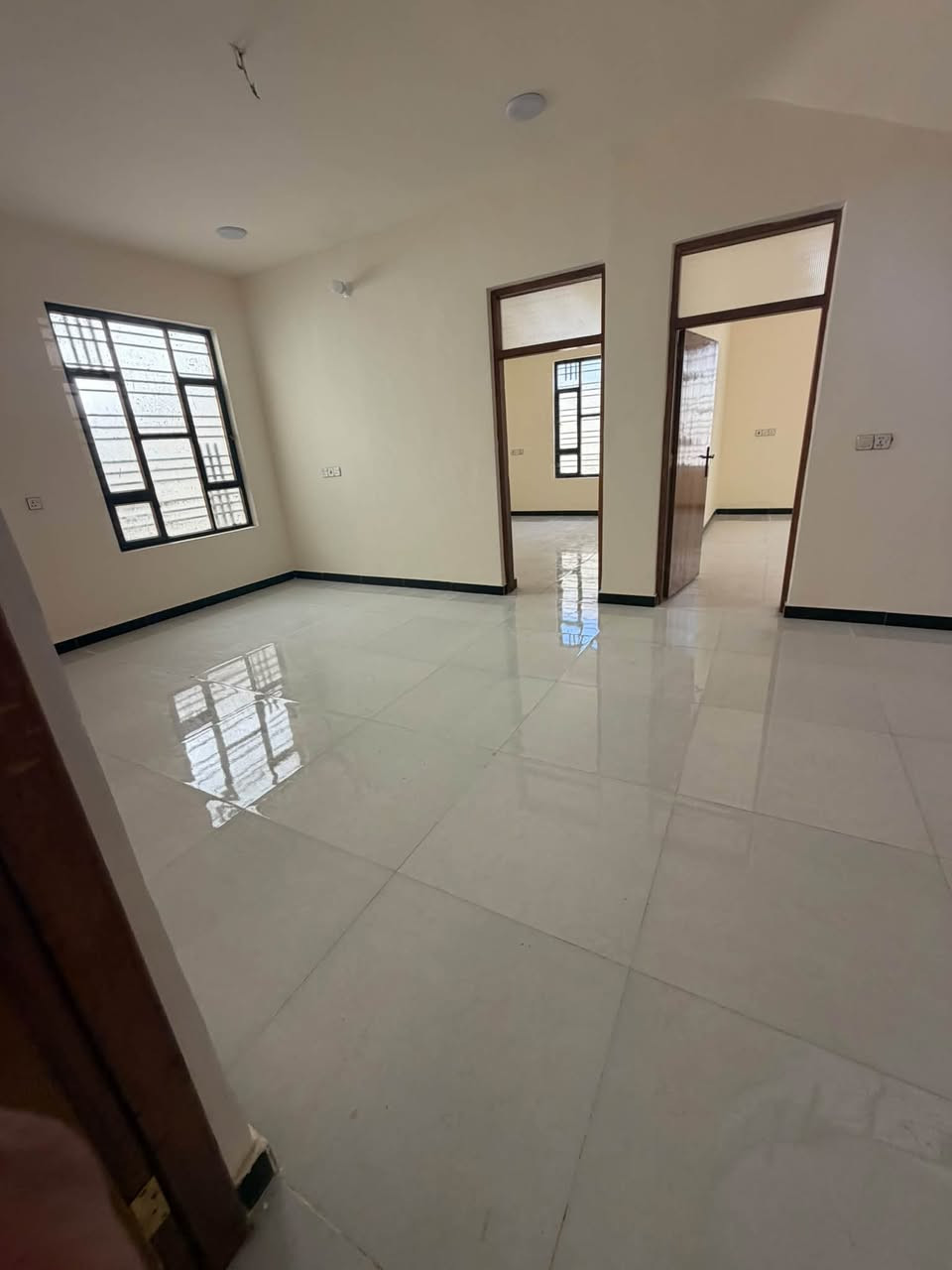 دار للبيع 🏠✨
فرصة مميزة لمن يبحث عن الاستقرار والراحة في موقع حيوي وخدمي.
📍 الموقع: المدائن - سلمان باك (شارع أباثير، مقابل عيادة الدكتور جاسم).
تفاصيل العقار:
مساحة 300متر 
 نوع العقار: دار سكنية (طابق واحد)
 التصميم:
 2غرف نوم 🛏️
 صالة واسعة 🛋️
 مطبخ متكامل 🍳
 استقبال 🚪
 الصحيات: متوفرة (داخلية وخارجية) 🚿
 المميزات والخدمات:
 يضم الدار حديقة كبيرة تمنح المكان إطلالة جميلة وإمكانية لجلسات خارجية. 🌳
 خدمات متكاملة بالكامل وجاهز للسكن.
للاستفسار ومعرفة السعر وبقية التفاصيل، يرجى الاتصال أو مراسلتنا على الرقم:
[***********] 📞
