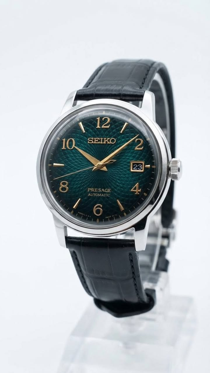 ✨ ساعة Seiko Presage أوتوماتيكية فاخرة - دقة وصناعة يابانية عريقة ✨
​للبيع ساعة SEIKO الأصلية بتصميم كلاسيكي ساحر يجمع بين الفخامة والتميز، مناسبة لعشاق الساعات الفاخرة وللمناسبات الخاصة.
​📌 أبرز المواصفات والتفاصيل:
​الماركة: Seiko (سيكو).
​السلسلة: Presage (بريساج الأصلية).
​المينا (القرص): باللون الأخضر الملكي الفريد مع نقشة تعكس الضوء بشكل ساحر، ومؤشرات وأرقام ذهبية بارزة مع نافذة لتاريخ اليوم عند موضع الساعة 3.
​الماكينة: حركة أوتوماتيكية آلية (Automatic - 4R35) أصلية، مع غطاء خلفي شفاف يظهر تفاصيل التروس والماكينة الفضية بدقة عالية.
​السوار: جلد طبيعي فاخر باللون الأسود، مريح جداً وعالي الجودة.
​الملحقات: تأتي كاملة مع العلبة الأصلية الفاخرة للعلامة التجارية.
​الحالة: بحالة ممتازة جداً، نظيفة وخالية من العيوب وبأعلى جودة للتفاصيل.
ملاحظه: جديد غير مستخدم
📍 الموقع/التوصيل: [النجف الاشرف]
📞 للطلب أو الاستفسار: يرجى التواصل عبر الرسائل الخاصة أو الرقم: [***********]
