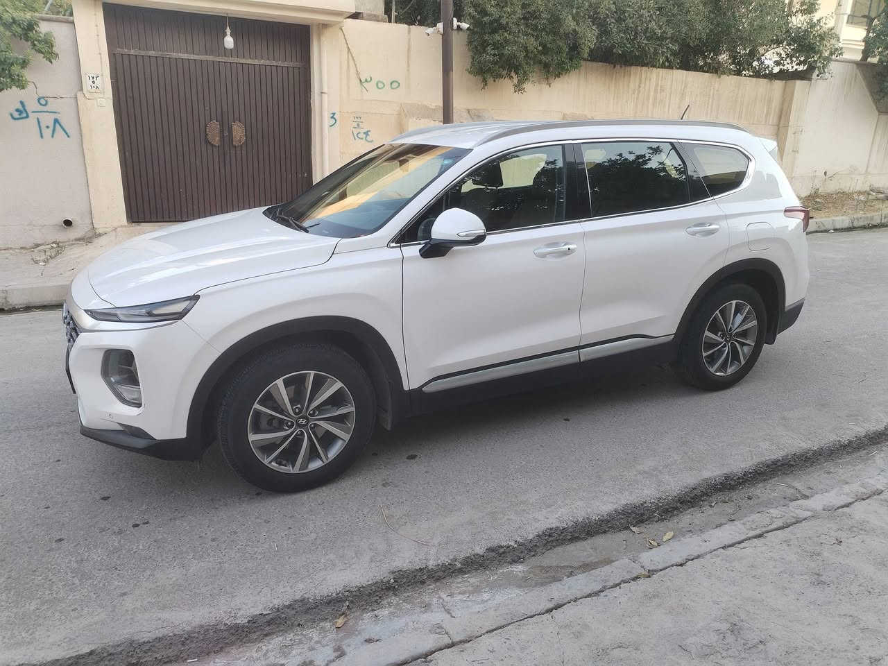 هونداي سنتافي 2020 خليجي محرك 2400 دوش
 فول بدون بنوراما فقط رقم دهوك سنويه جديده
مكان السياره الموصل الجانب الايمن
*********** /***********

