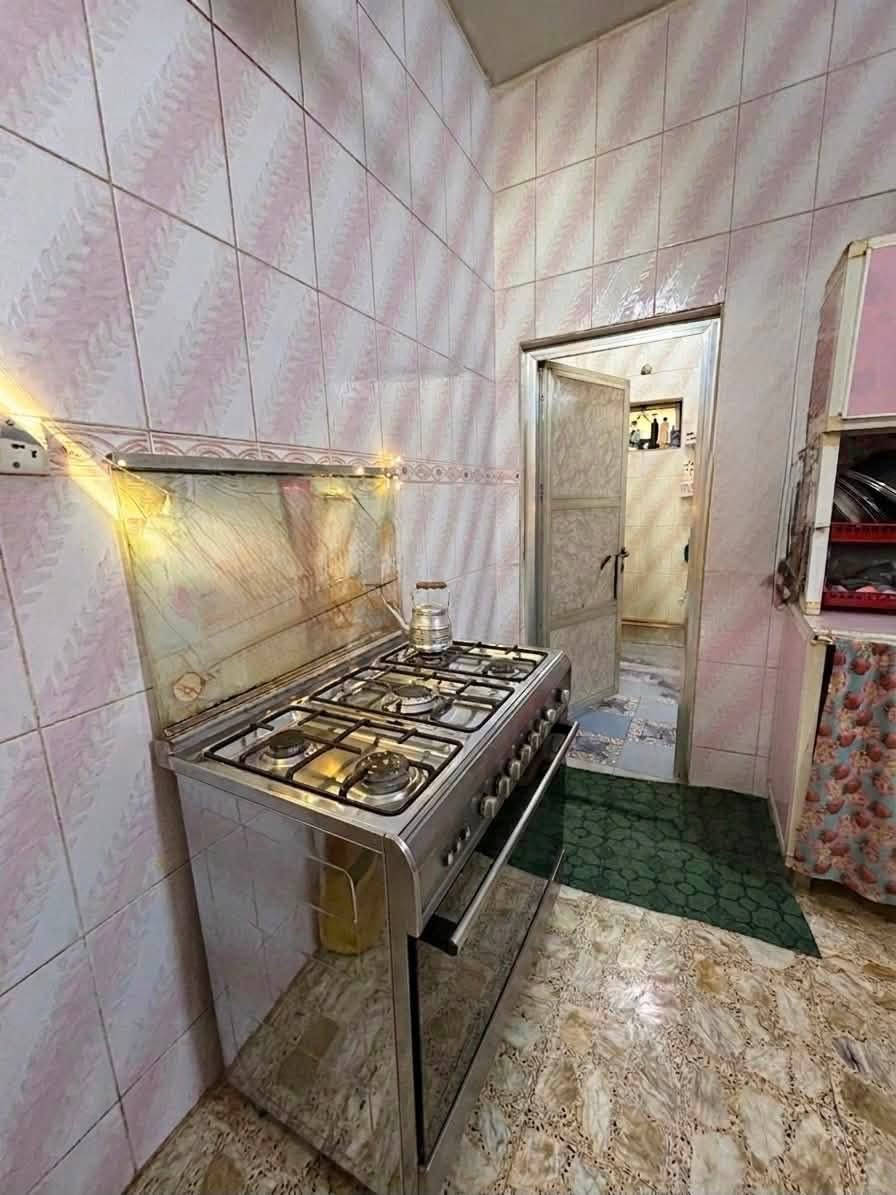 السلام عليكم ،
بيت مساحه ١٠٠م طابقين زين لقوس شارع المدارس
يحتوي الطابق الاول على غرفه نوم وصاله واستقبال ومطبخ وحمام وصحيات 
والطابق الثاني غرفه وصاله 
الرقم:***********
