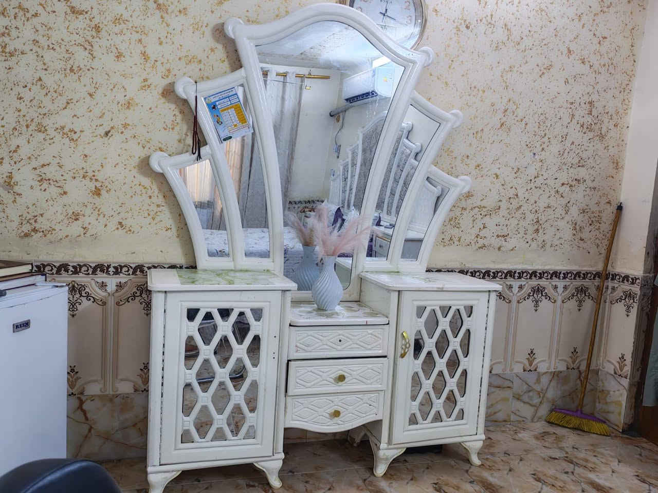 سلام عليكم  غرفه نوم عمل عراقي وتصميم تركي دراجه اولى لسعر ١٥٠٠ وبيها مجال  ***********

