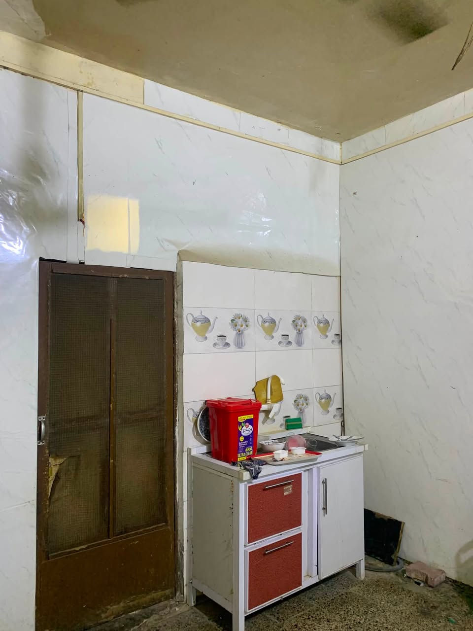 السلام عليكم بيت تابع للماليه مساحته تقريبا 350 إلى 400 موقعه بالجبيله خلف مول تايم سكوير سقف كونكريت ما عليه لا ازاله ولا كص السعر 60 الشراي يتصل ما متواجد عالنت ***********

