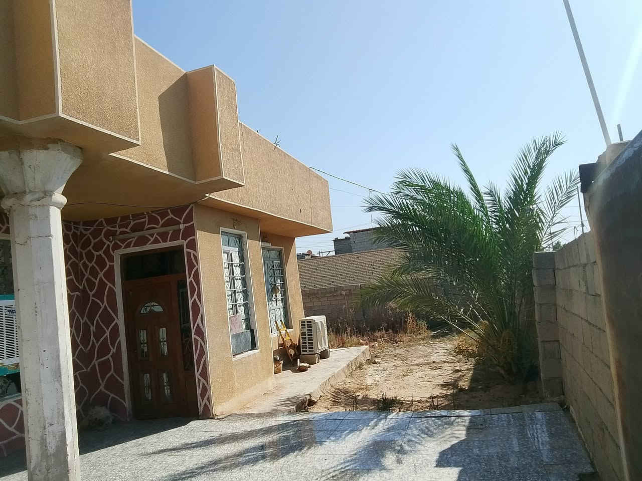السلام عليكم بيت للبيع أو مراوس حسب القناعه مساحة 300متر مكان العريفيه خلف قصابه المصطفى استفسار ***********
