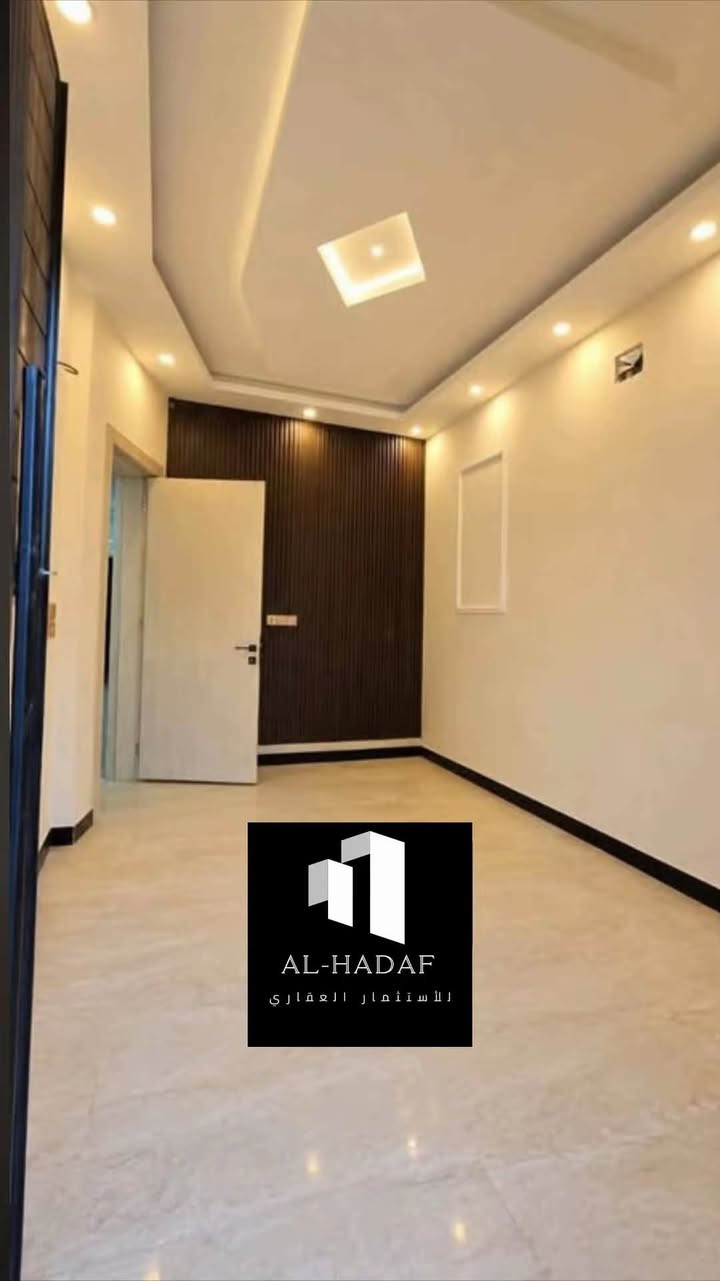 دار للبيع- بناء حديث درجه اولى
(المساحة: ٨٥ متر) الواجهه 4.25م والنزال 20م
(الموقع: حي البنوك مربع الكنيسه نافذ على سوق الميثاق 
يحتوي على:
-مدخلين
♦️الطابق الاول يحتوي:
-غرفة نوم
-استقبال
-مطبخ حار وبارد
-ممر
-ترك
-صحيات
 
♦️الطابق الثاني يحتوي:
-غرفتين نوم +صحيات عدد 2
مواصفات البيت 
-واجهة مرمر
-أرضيات مرمر
-سنة البناء 2026 غير مسكون

الشركة مجازة رسمياً من غرفة تجارة بغداد.
***********
