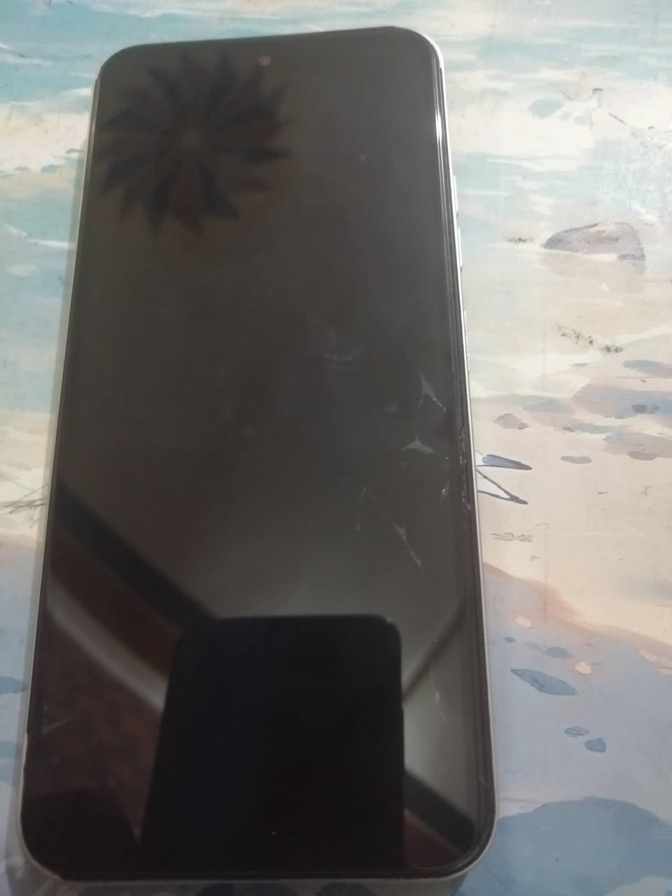 السلام عليكم عندي هاذا المبايل  مبايل يخبل طاح مني ونكسرت شاشته وسعر شاشته 30الف واريد ابيعه الجهاز شغال يشتغل كلشي ما بيه والضهر ماله مشلوع شويه منه السعر خاص مكاني قضاء النصر 
للستفسار 
*********** بي واتساب

