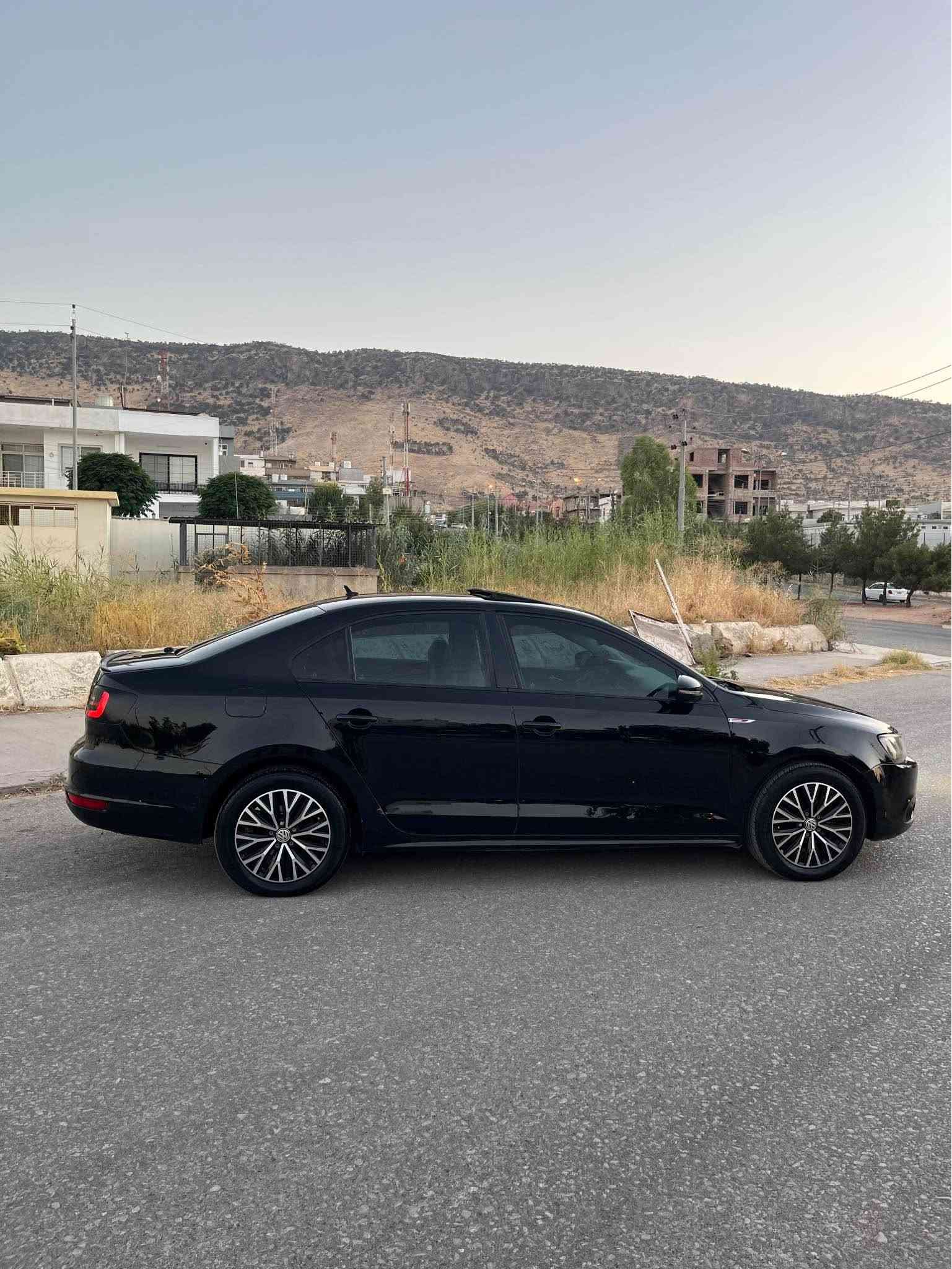 jetta 2012 xalije 

ڤۆلکسواگن جیتا خەلیجی
رەنگی رەشی قەتران 
مەکینە ٢٠ بێ تۆربۆ 
فول مواصفات 
سلایت - شاشە - حساس پێش و پشت - تەبرید لەمس - تەبرید مەرکەزی - گێر ئۆتۆماتیک 

سەیارەکە بێ مەسروفە جاهیزە 

گێر و مەکینە و بەناوکردن و غرامە بە شەرتە 

٣ پارچە بۆیاغە 
چاملغ+چاملغ+دەرگا 
٢ نیو دۆسە سبوغە
٢ تەعدیلی هەیە 

٢٠٠،٠٠٠ کم رۆشتوە 

سعری ٨٤ وەرەقە و مەجالی کەمی فرۆشتنی تێدایە 

***********
کۆرەک - واتساپ شقلاوة, أربيل
