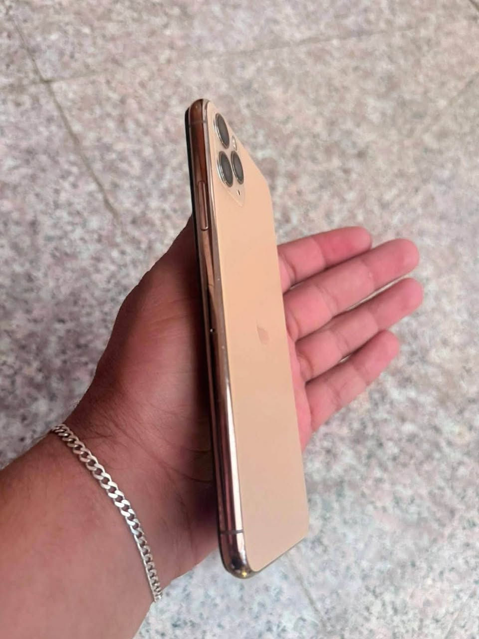 ايفون 11 بروماكس ✅
ذاكره64✅
باتري76 اصلي شركه✅
ضهر مفطور✅
فيس ايدي واكف 
نضافه فول نورمال 
سعر 250 وبي مجال ويرهم مراوس الموشراي لايدخل خاص رجاء رجاء 
واتساب فقط ***********
