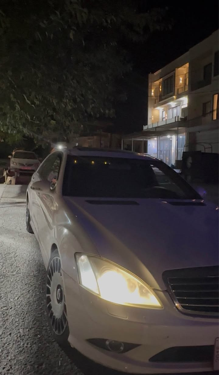 سەلام علیكم 
مارسدیس بێنز ۲٠٠۷ S class

مواسەفات فول..

٤ دەرگا شەفت

کوشن خەزن

۳ مۆد لێخورین

کوشن سارد و گەرم

هەردوو کوشن دواوەش هيتەر

 ٥ پەردە بیلادی

٤ ویل مایباخ

سلادە سەیارەکە بێ عەیب و عارە و هەیكەلی زۆر جوان و خاوێن ماوەتەوە داوای ۷٠ گەڵاو مەجالیشی تیایە

تێبینی : سەیارەكە  (ساغە)  و براوە و مووس نیە كۆدی ئاسایشی بۆ كراوە پلێتیشی وەرگرتووە.
( *********** ) السليمانية, العراق
