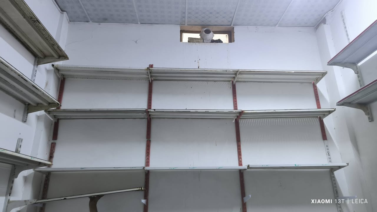 السلام عليكم رفوف للبيع بحالة ممتازة والسعر مناسب جداً 
الرفوف جاهزة  مع السجج والحمالات. 
عدد الرفوف/ 45 
عنواني بابل / الهاشمية 
للاستفسار الاتصال ففقط *********** وبخدمتكم

نص مكتوب في الصور:
- XIAOMI 13T | LEICA