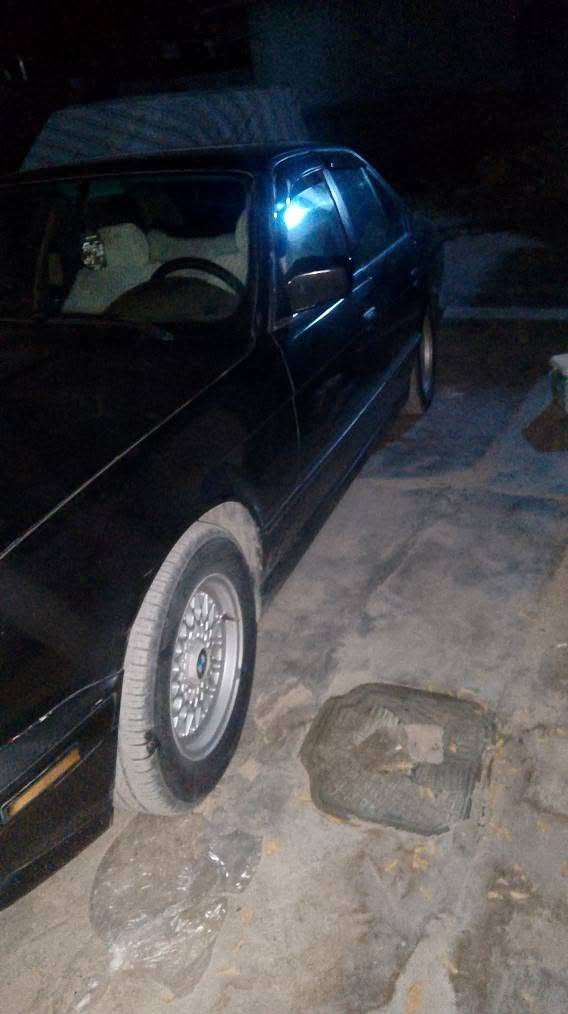 BMW
مەکینە کەپسی پێنسەو بیستە
 گیڕعادی سلایدە
 چوار ویلو تایەی لۆک
 ئاڕمی پلاستیکی دهۆکە
 سەیارەکە بێ عەیبە 
بەس لەکاتی زەختدا توزێ دووکەڵی هەیە
ئەکسلی کراوە بە 528
قفڵ و کۆتای 25 گەڵایە
‏‪*********** السليمانية, العراق
