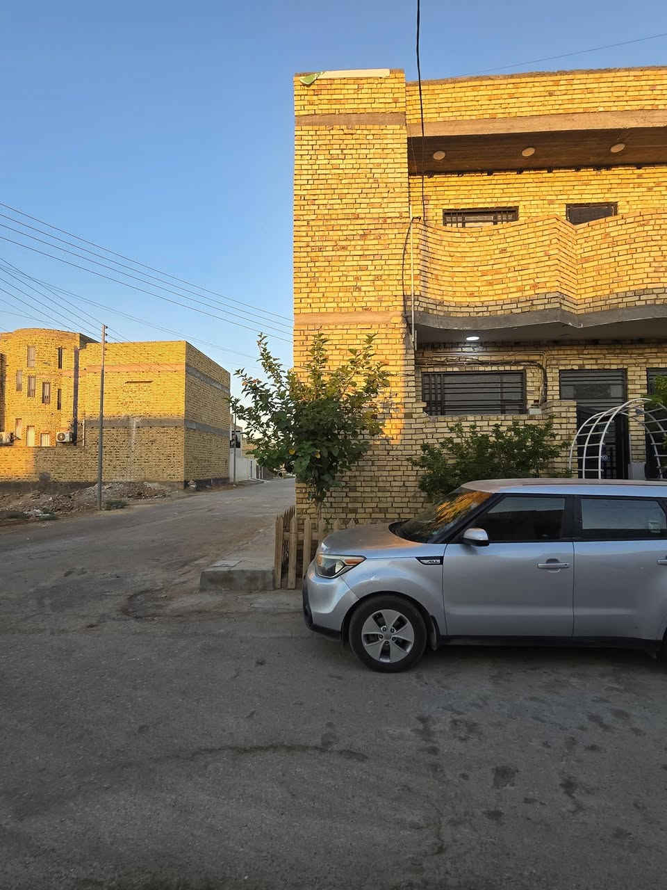 السلام عليكم بيت للبيع 100م مربع ركن طابقين كامل بناء حديث تقريبا سنه    المكان حجي حسن الثانيه جهة الجمعيات  للاستفسار اكثر الاتصال  ***********
