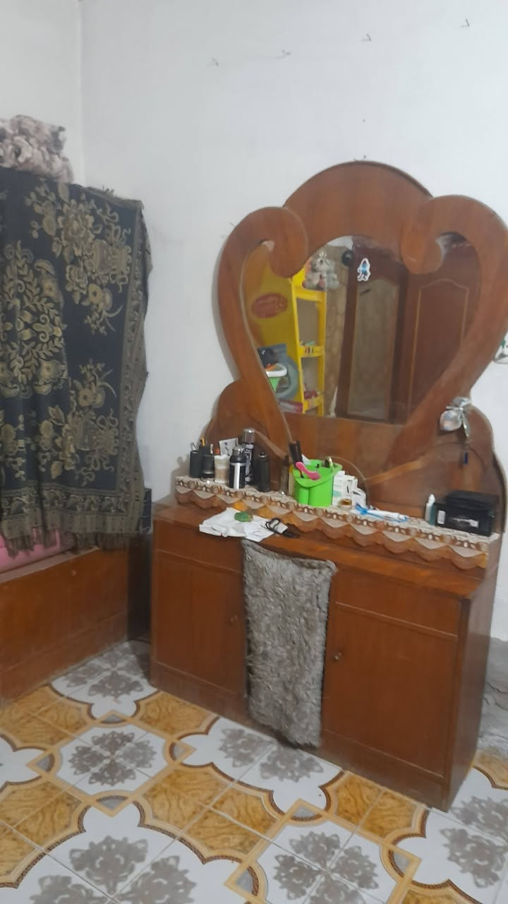السلام عليكم 
غرفه تسكام عراقي 
نظيفه نقص مرايه مال كنتور
السعر ٢٥٠
العنوان كربلاء طويريج الاتصال ***********
