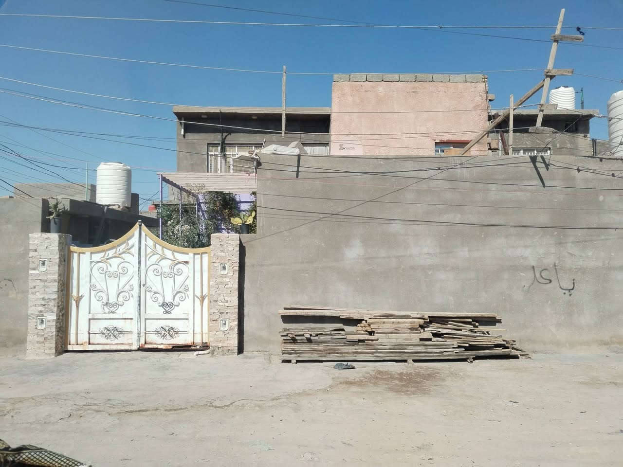 مشتمل مساحه 90متر بحي الحكيم بشارع اليوده 
شارعه ريسي شارعه مجاري غرفه وهول ومطبخ وستقبال زغيره ركن صاير علا شارعين مال عائله زغيره 
مسجل بلديه طابو سند 25 
السعر 14 
الستفسار  ***********.  ***********
