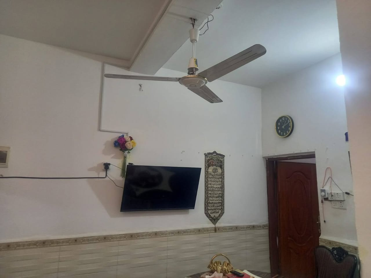 بيت للبيع حي الفرات شارع الصب فراعنة أسواق سامر سابع بيت تبليط خدمات المساحة ١٠٠ متر غرفة وصالة واستقبال ومطبخ طابق واحد نظيف طابو صرف السعر ٩٠ مليون الاتصال, ***********
