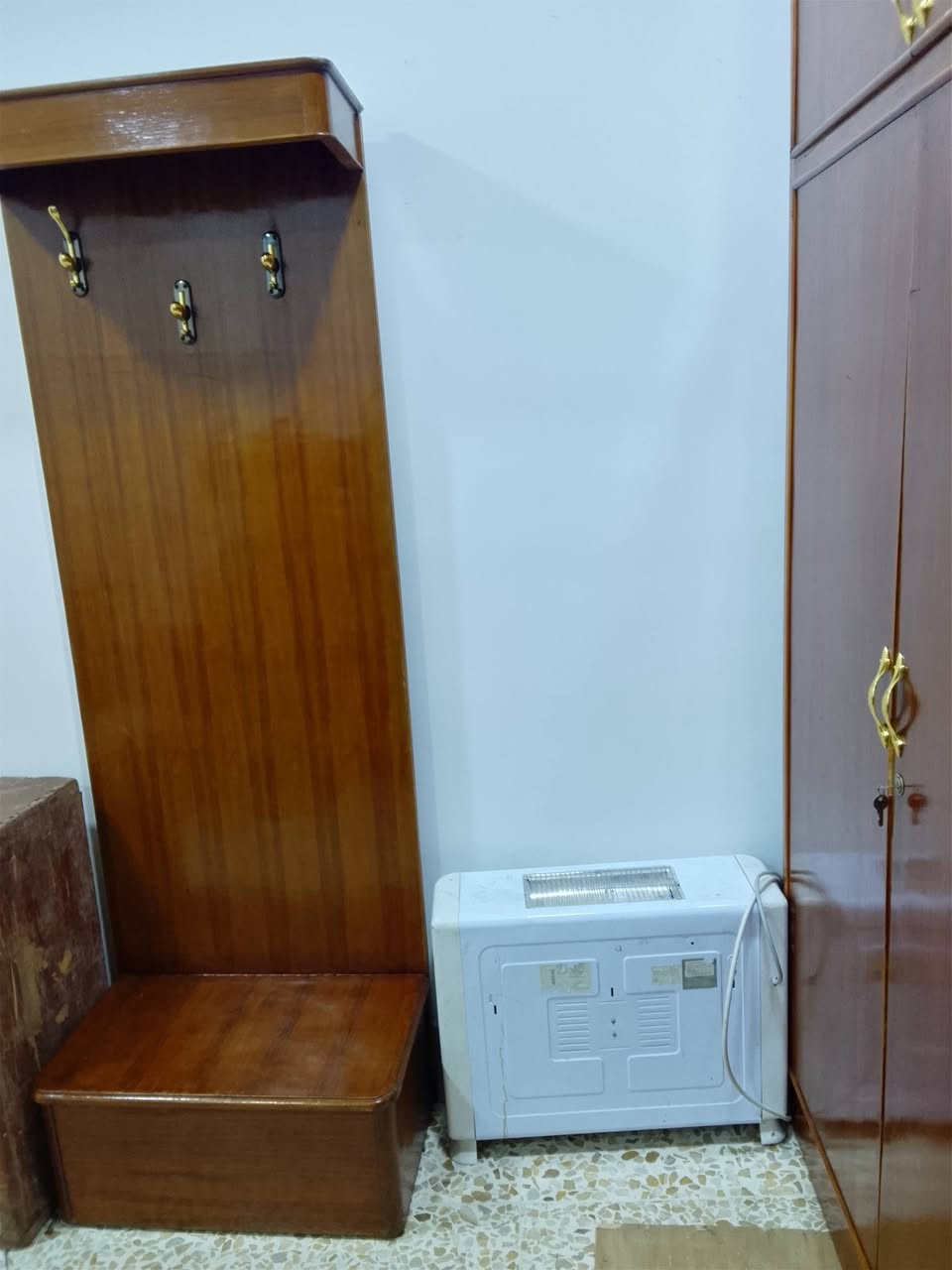 السلام عليكم يوجد غرفه نوم احطاطه 
داخل خارج النضافه 90بل 100
السعر 750وبيها مجال العنوان الرمانه البوعبيد 
***********
