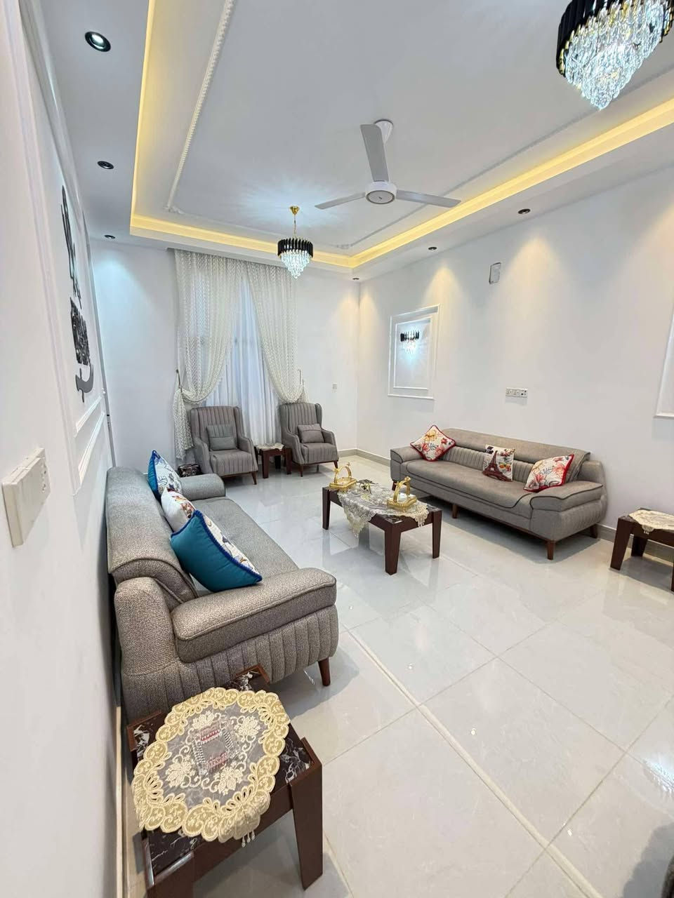 بيت طابقين بناء حديث
يحتوي الطابق الأول
غرفه نوم 
كندور 
استقبال
مطبخ 
صحيات خارجيه وداخليه
الطابق الثاني 
غرفتين نوم 
كندور 
سطحين
بيت درجه اولى
العنوان تقاطع شريف ع مجمع الامير السكني 
مجمع كامل الخدمات تبليط ماء اناره ليليه مدرسه اهليه حضانه وروضه مستوصف طابو زراعي سند 25 تحويل مباشر المساحه 150
السعر 130
للاستفسار ***********
