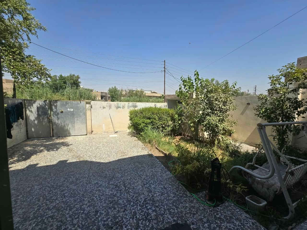 بيت للبيع في المشتل (شارع المطبك) المساحة 300 متر واقع حال زراعي. 
 يحتوي على استقبال كبيرة 10*5
غرفتين نوم + هول + مطبخ كبير + حمام داخلي +حمام خارجي +حديقة كبيرة. 
كما موضح بالصور... 
جنس الأرض واقع حال ومشمول بالتمليك . 
السعر المطلوب 135 مليون وبه مجال شي قليل. 
مرخصة صاحب البيج .
للتواصل على الرقم ‏‪***********‬‏
واتساب ‏‪***********‬‏
