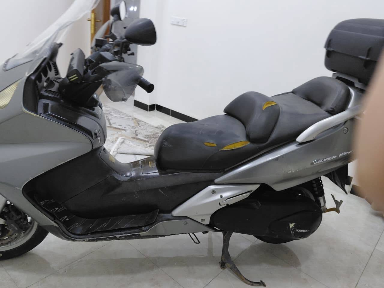 سلفر ونج 600 🔥 
🏍️ سلفر ونج 600 بحالة نضيفة جدًا
💰 السعر: 25 ورقة و بيعا مجال للطيبين
📋 داخلة كمرك وجمارك
🛞 كفرات فول
⚙️ المكينة نشطة فول
✨ دراجة نضيفة، شغل واطلع
ما ماشية 38 الف
مكاني بغداد التاجيات
دراجة جاهزة وتستاهل تجي و تشوف بعينك
📩 للاستفسار والتفاصيل راسلنا عل رقم
+964 776 655 1322
***********
