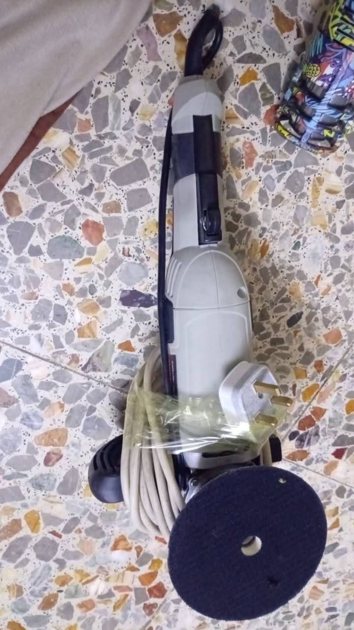 السلام عليكم غراض مال عنايه بل سيارات هدكان حراره ومضخه شامبو وكوسره مال بولش هدكان ب ٢٠ الف والكوسره ب ٥٠ الف والمضخه ١٢٥ الف عنوان الكريعات رقم ***********
