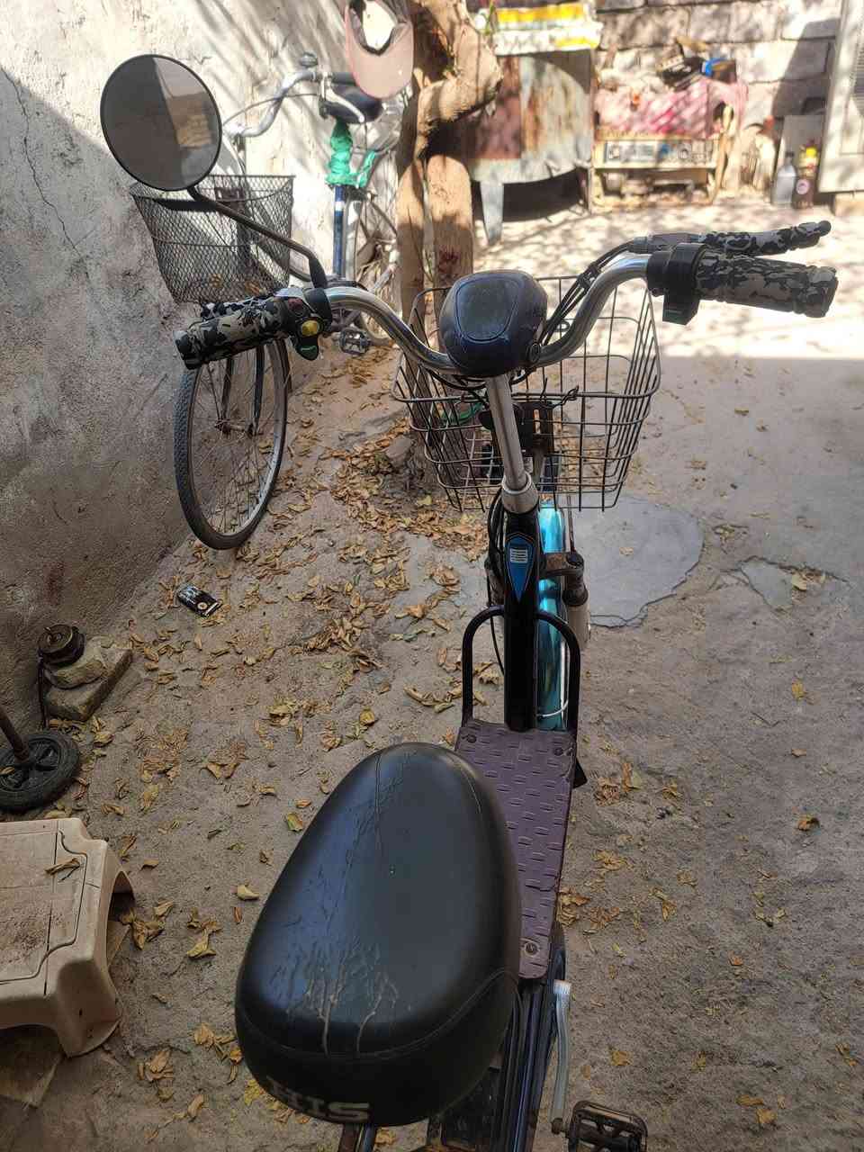 السلام عليكم 
للبيع دراجه شحن 
كامله مثل ما موضح بالصور وشاحنتهه موجوده عوزهه بس بطاريات 
السعر  250 
للاستفسار ***********

