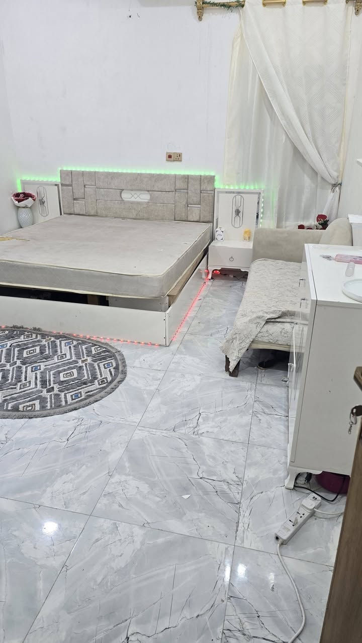 دارسكن وقف سني اصولي مسجل المساحة 210متر العنوان بصره أبي الخصيب منطقه ابو كوصره  يتكون بيت من غرفتين ودواني وصاله ومطبخ وصحيات داخليه وخارجيه وكراج يوسع سيرتين  بيت حديث سكف كونكريت مسلح سعر 68مليون الاستفسار أكثر اتصل ***********

