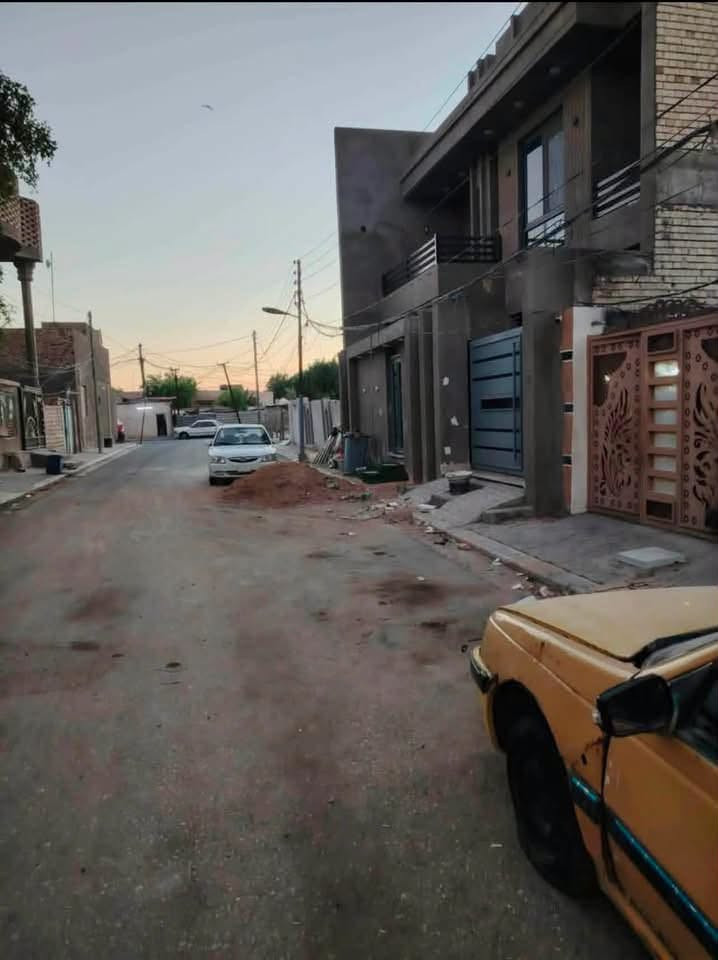 السلام عليكم بيت 🏠 للبيع بحي المكرمه منطقه ال 9000 ألف بناء  قديم يعني سعر عرصه  مبيوع مساحه 274 متر 6 غرف نوم قريب لشارع كربلا كلش مطلوب مبادره 80 مليون والسعر الكلي 245 للستفسار مع صاحب بيت ***********
