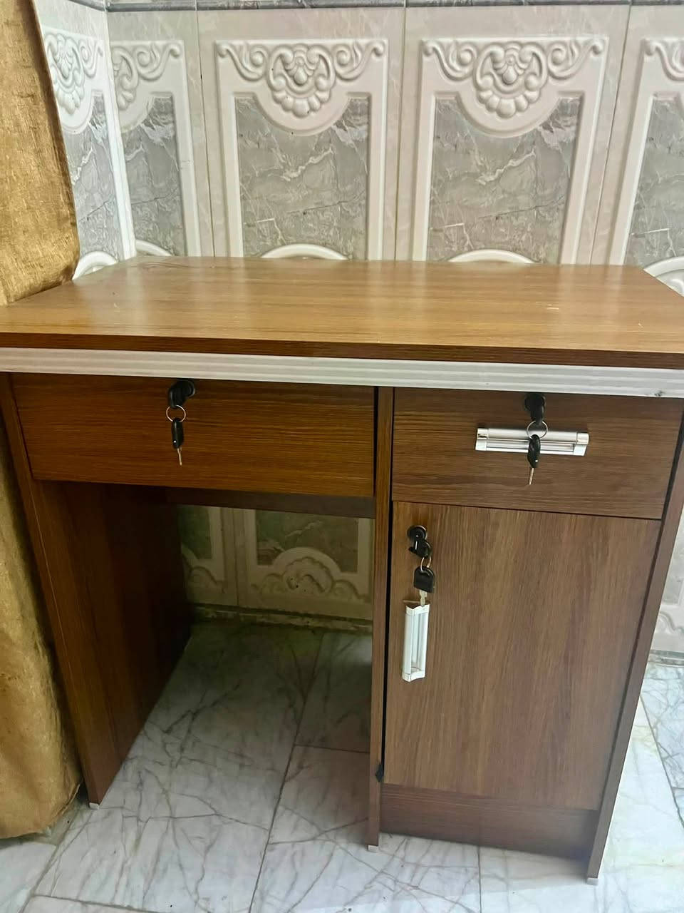 سلام عليكم ميز صغير يرهم مال دراسه طول متر والعرض نص متر نظيف وجديد ما صالي سبوعين من مشتري بعده بنضافته والكرسي ايضاً جديد ونظيف سعرهن ثنينهن 150الف اني مشتريهن اغله بس اريد ابيع لين اريد انتقل لغير مكان 
هاتف اتصال /***********
واتساب فقط/***********
مكاني/ بغداد بغداد الجديده
