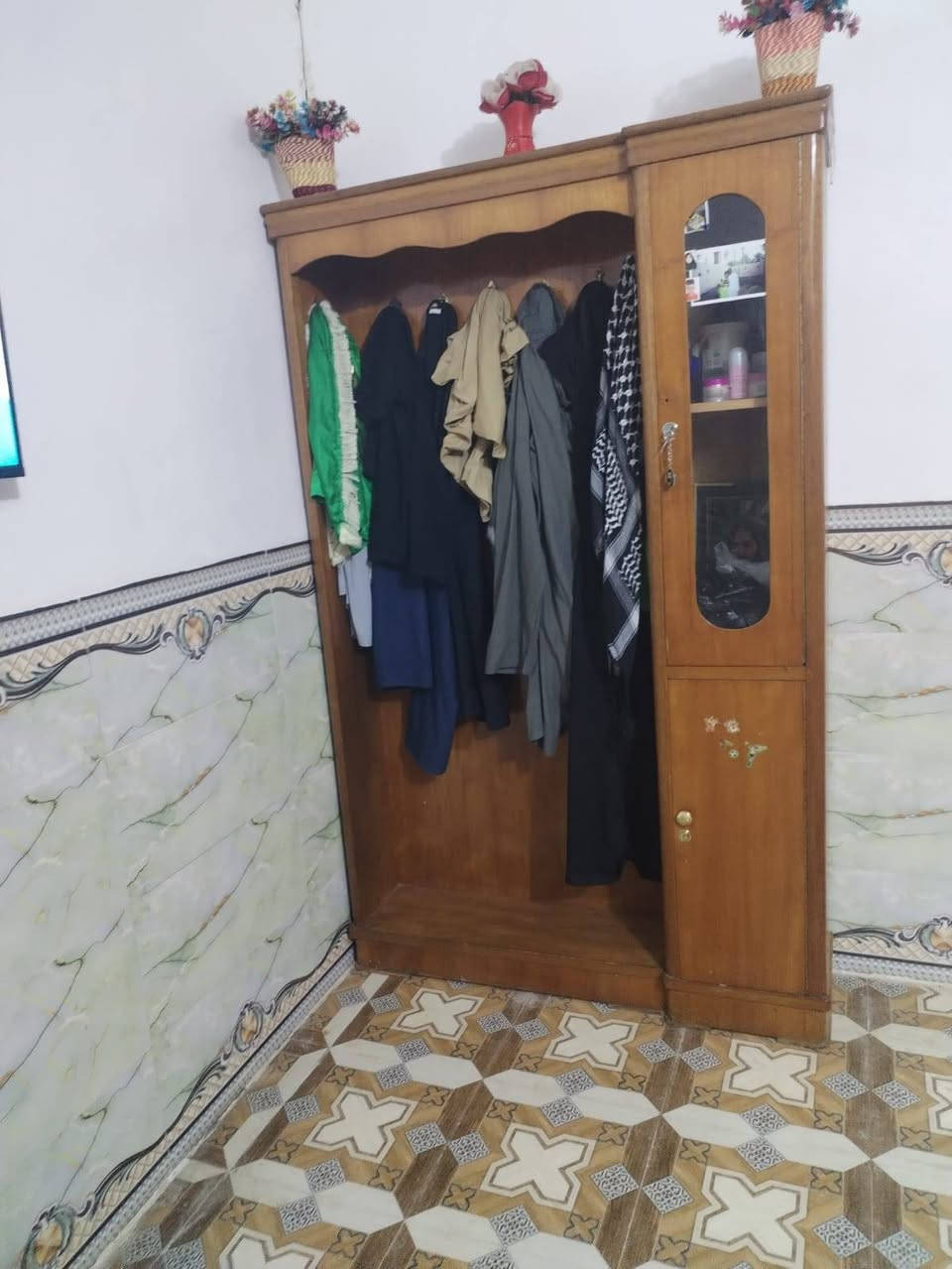 غرفة خشاب نضيفه حيل خمسه باب سعرها 550الف مع مجال جدا بسيط الغرفه كامله اي نقص مابيها مكاني الشاميه صوب المستشفى التواصل على الرقم ***********
