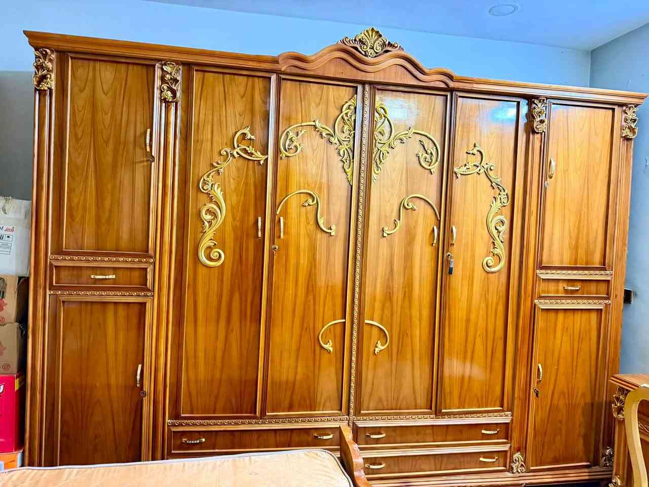 غرفة نوم ملكية فاخرة (درجة أولى) للبيع .
سلام عليكم ، من رخصة الأدمنية.

- غرفة نوم عراقية ملكية درجة أولى للبيع (خشب صاج):  تم تنفيذها بناءً على طلب خاص (توصية) بتكلفة خمسة ملايين وربع دينار.

 - نوع الخشب: صاج أصلي (وجه وكفى) بشغل عراقي درجة أولى أحترافي وملكّي يضمن المتانة والقوة وطول العمر.
 
- الكنتور: مقاس ضخم (ابو 6 أبواب) بتصميم هندسي رائع وزخارف ملكية.

 - السرير (الدوشك): سرير ملكي فاخر ويأتي معه دوشك أصلي ممتاز جداً (دبل ضغط عالي) لراحة تامة ، مع سكك ملكية (عدد 2).

 الملحقات: تأتي الغرفة كاملة بجميع قطعها، بالإضافة إلى بردة أنيقة متناسقة مع تصميم الغرفة + جزامة + ميز تلفاز.

حالة الغرفة: نظيفة جداً، وتمت المحافظة عليها بعناية وكأنها لم تستخدم.

ملاحظة: الغرفة مكلفة بالشراء الأصلي (فوق الـ خمس ملاين ونصف ) والخامة أصلية مثل ما موضح بالصور.

السعر الكلي: 3500  ( ثلاثة ملايين ونصف الف دينار عراقي (قابل للمساومة البسيطة للجادين فقط).

ملاحظة: الغرفة مال بيتي يعني مو بياع شراي، فـ لحد يكسر بالسعر.

بغداد/ الدورة رقمي للتواصل ( واتس اب *********** )
