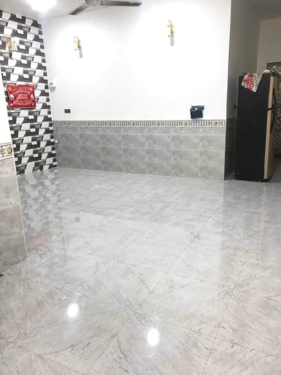 بيت للبيع تقية الثانية 
قرب مجمع السلام   قرب مطعم بغداد
ع شارع سايدين  مباشر 
بناء حديث درجة. أولى  كونكريت مسلح
بناء سنة 25
المساحة 230م  
غرفتين صالة استقبال مطبخ 
 صحيات كراج 
سند25 مشمول بالتطويب مرقم من البلدية تحويل مباشر.السعر 100
للاستفسار خاص

نص مكتوب في الصور:
- HONOR X9c