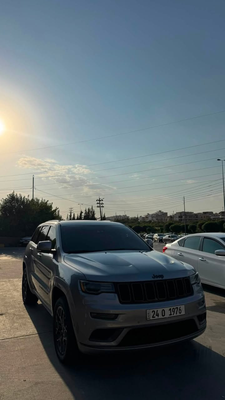 Jeep Grand Cherokee 2021 — 5.7 HEMI V8
🔥🔥

* موديل 2021

* محرك HEMI V8 سعة 5.7 لتر

* قوة 360 حصان

* عزم 529 نيوتن.م

* دفع رباعي 4×4

* ناقل حركة أوتوماتيك 8 سرعات

* جك/باب خلفي كهربائي

* شاشات خلفية

* شاشة وسطية تعمل باللمس

* شاشة معلومات للسائق

* كاميرا خلفية

* رادارات أمامية وخلفية

* حساسات اصطفاف أمامية وخلفية

* مراقبة النقطة العمياء Blind Spot

* تنبيه حركة المرور الخلفية

* مثبت سرعة متكيف Adaptive Cruise Control

* تحذير من الاصطدام الأمامي

* نظام مساعدة على الركن Park Assist

* فتحة سقف 

* داخلية جلد

* مقاعد كهربائية

* تسخين/تبريد المقاعد 

* تكييف أوتوماتيك

* Apple CarPlay / Android Auto

* تشغيل عن بُعد

* إضاءة LED

* جنوط رياضي

الرقم مو وياها انطي رقم غير هذا ويا السيارة

كتاب تضليل جديد سياره جديدة ماناقصها مصرف وسياره كلين تايتل بيها ملاحظات بسيطه موجوده باي سياره متعرضه للشارع 

السعر 29,500$ 

وبيها مجال  لتواصل ***********
