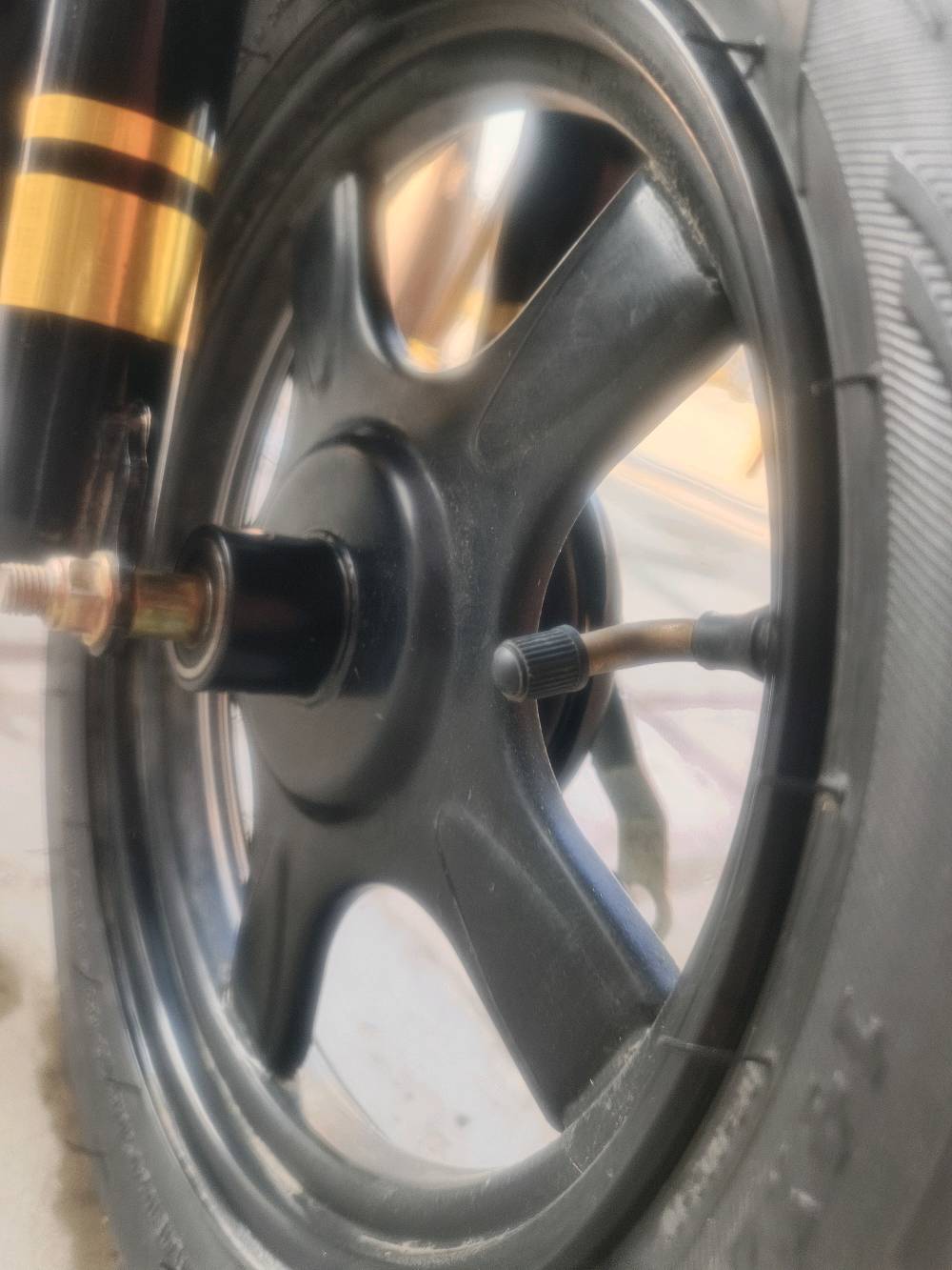 دراجه شحن حجم 14 اسمه sk8 
ملف 500واط و4 باتريات 
الدراجه فول بس بيه البريك الأمامي مقطوط 
وكسر بسيط بالجاملغ الخلفي 
الدراجه جديده ماصله بس 5 أشهر و باتريات جدد
السعر 325 وبيها مجال
مكاني العامريه