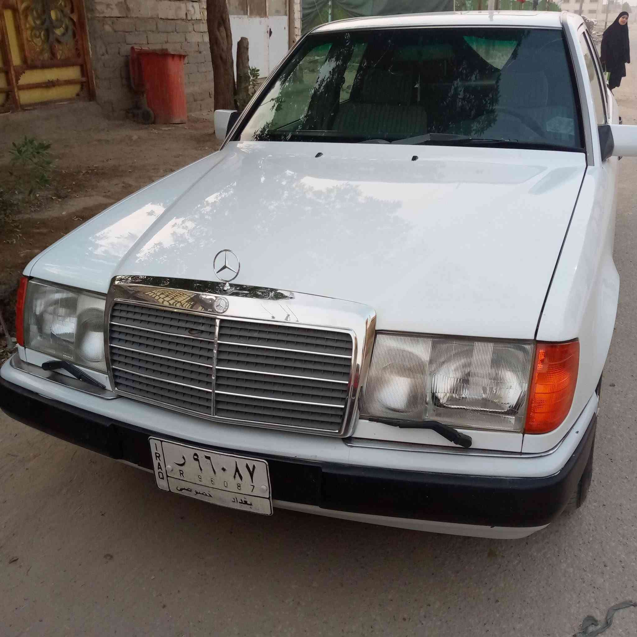 سلام عليكم سياره للبيع مارسدس موديل 90  رقم بغداد مداوره ثاني يوم مكفوله من العيب الشرعي نضافه ميه الميه والسعر  61 والاتصال ***********
