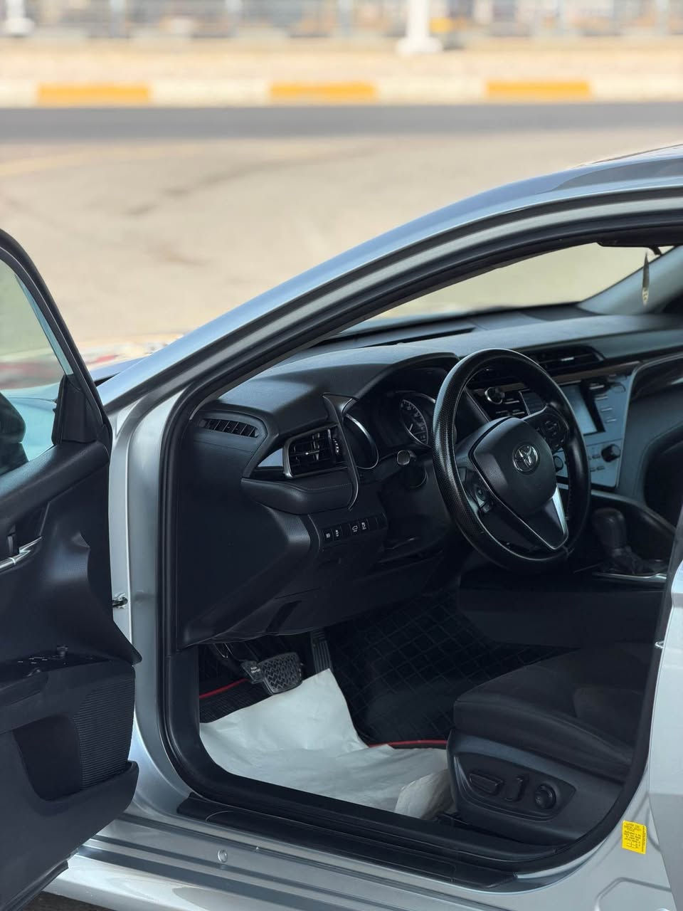 •  2019 CAMRY LE وارد امريكي
•  ماشية 77 الف
•  ضرر جامرلغ وبونيد فقط - بدون دواخل وبدون ايرباك
•  رقم سليمانية
2. مواصفات ميكانيكية رسمية:
•  محرك 2.5 لتر 4 سلندر 203 حصان ￼
•  كير اوتوماتيك 8 نمر ￼
•  صرفية 28 داخل / 39 طريق / 32 معدل ￼
•  ويل 17 انج الومنيوم ￼
•  صندوق 15.1 قدم
3. مواصفات الرفاهية والسلامة
•  رادار + مانع تصادم + مثبت سرعة رادار ￼
•  تحكم مقود كامل ￼
•  كرسي السايق كهرباء ￼
•  شاشة + كاميرا + بلوتوث + WiFi 
*********** كركوك, العراق
