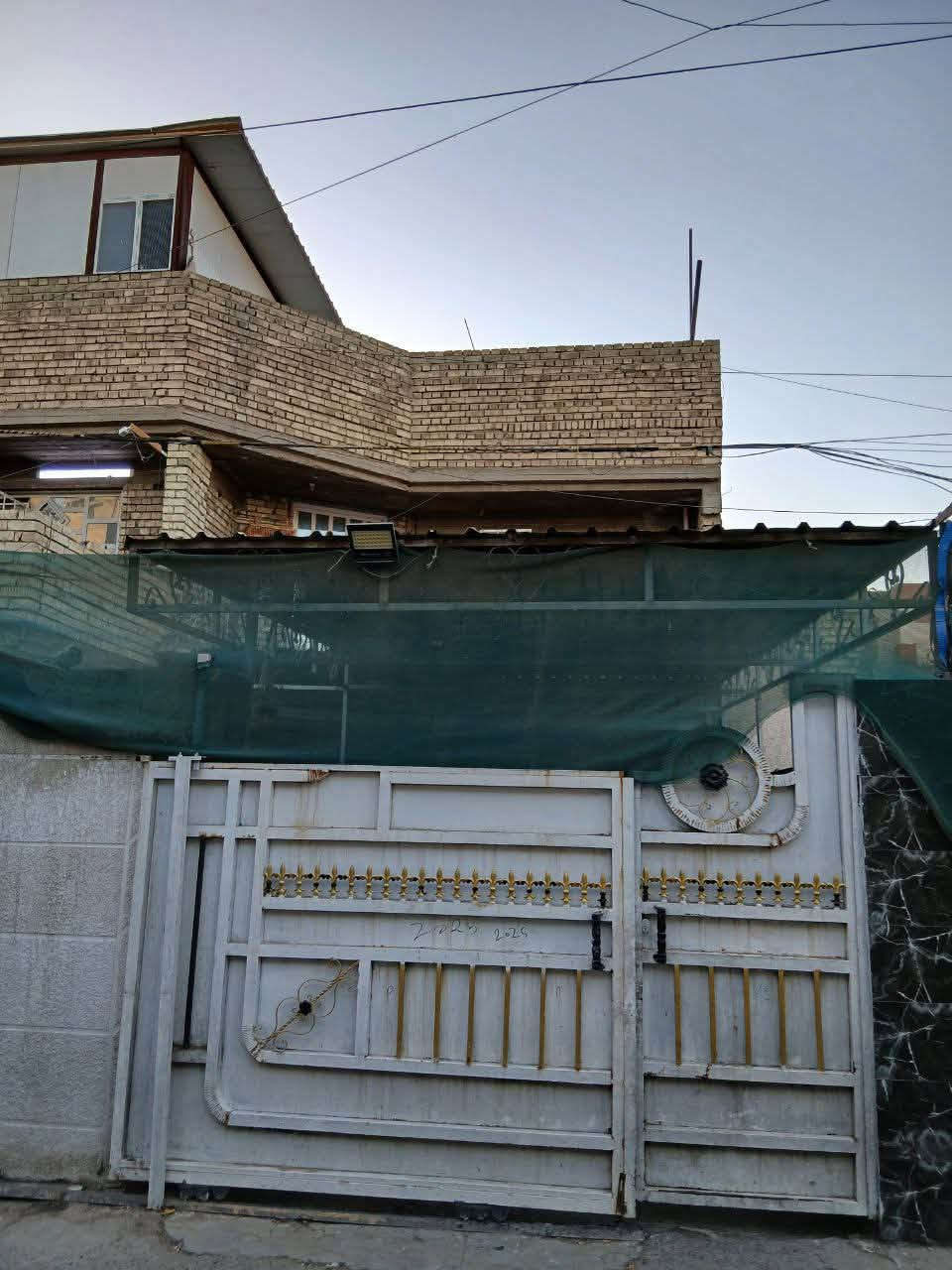 سلام عليكم بيت في منطقه البلديات مساحه 120 واجيه6/20بدور عمال  يبعد عن شارع عام 4بيوت يحتوي على كراج و حمام داخلي وخارجي ومطبخ 6امتار. يصلح غرفه في طابق ل اول ول طابق ثاني غرفتين  وطارمه ول ثالث غرفه  3طوابق منزل سعر 270وبي مجال قليل مستعجل علي بيت نضيف *********** ما متواجد واتساب فقط خاص وتصال
