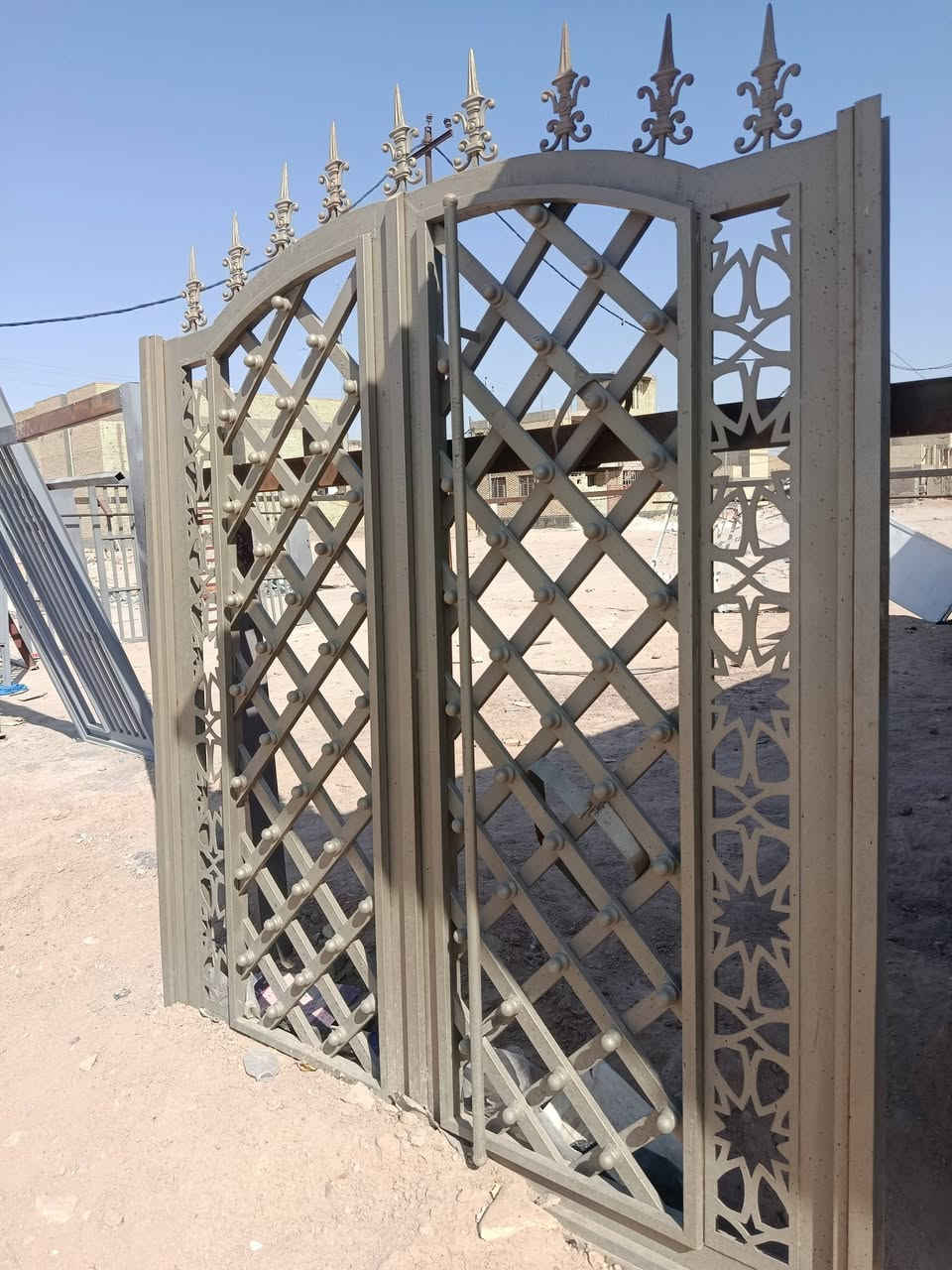 باب سيج عرض 360ارتفاع175السعر 250باب جديد مامستعمل عندي 3
مكان الباب  نجف حي النداء ابو حسن***********
