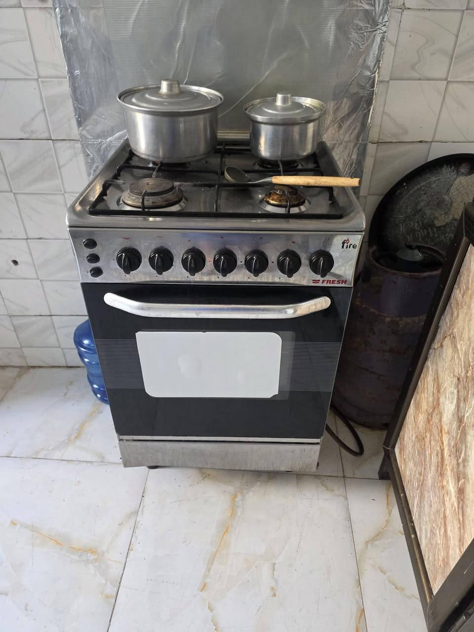 بنات غراض مطبخ مستعمل اخو الجديد للبيع فقط الثلاجة جديده ب الباكيت الصغيره استخدام ايام والبراد الصغير استخدام ايام
الثلاجه الكبيرة سعرها ٣٠٠ ال جي ياباني 
الثلاجة الصغيره انكيدو مصري سعرها ١٧٥ 
البراد الصغير ماركة نوال ب٩٠ 
البراد الكبير جو سو نيك سعره ٧٥ 
المجمده هيرو سعرها ٢٠٠ قفل 
الطباخ فريش مصري شغال هو والفرن اخو الجديد يلمع ١٥٠ 
كاونتر قفل ٣٠٠ المنيوم اولي البطن محشي كله مع سنك راح اخلي الكم الصور 
الي يحب يشتري يتصل على الرقم ***********
 بنات غراض مطبخ مستعمل اخو الجديد للبيع فقط الثلاجة جديده ب الباكيت الصغيره استخدام ايام والبراد الصغير استخدام ايام ادمن وافقي فدوه
