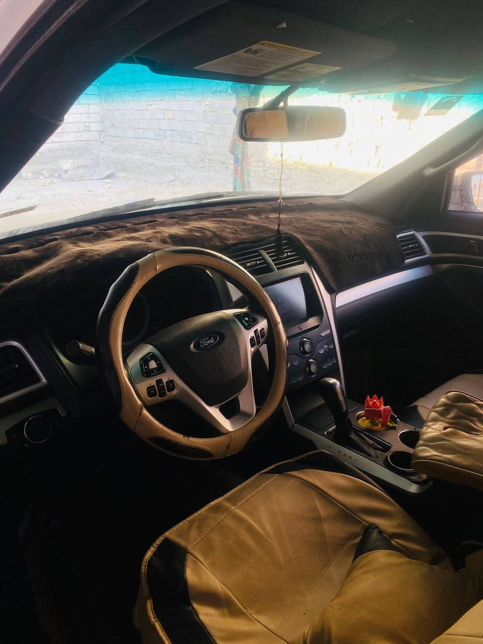 كمل للنهايه 👇👇👇
فورد اكسبلورر 2013  XLT   فووول مواصفات

المحرك: 4 سلندر سعة 2.0 لتر تيربو (EcoBoost).

القوة والعزم: 240 حصاناً 

الگير ونظام الدفع/ دفع أمامي (FWD).

المقاعد: 3 صفوف تتسع لـ 7 ركاب.

اقتصادية جداً في استهلاك الوقود مقارنة بـ V6.

التبريد ثلج  3 قطع تبريد  منفصله

نظام ترفيه Ford SYNC (بلوتوث، USB، أومر صوتية)

دخول برقم سري على باب السائق (Keyless Keypad) 
 الارضيه جلد  بيجي 
مقاعد كهربائية

حساسات خلفية ومثبت سرعة 

طقم وسائد هوائية كامل ونظام تحكم بالثبات
 (AdvanceTrac).

السياره بأسمي  لوحات دوليه انكليزية رقمها بغداد تحويل ثاني يوم

(((السياره عطل بيها مشط وما عندي فلوس اصلحها  جنت عارضها ب ١٣٥  هسه نزلت من سعرها ١٠ ورقات سعر المشط ٧ ورقات  سعرها الحالي  125 والشراي يدلل بخدمته ))

تم ارفاق الصور واذا تريد بعد صور راسلني خاص

(((ضربتها كلش خفيفه  مبدل باب  ومصبوغ باب ثاني  بس للتأكد لازم تاخذ سونار جان عندي سونار بس ضاع  اطيك ضمان من الصبغ العام والضربه القويه    )
البصره الامن داخلي
***********
