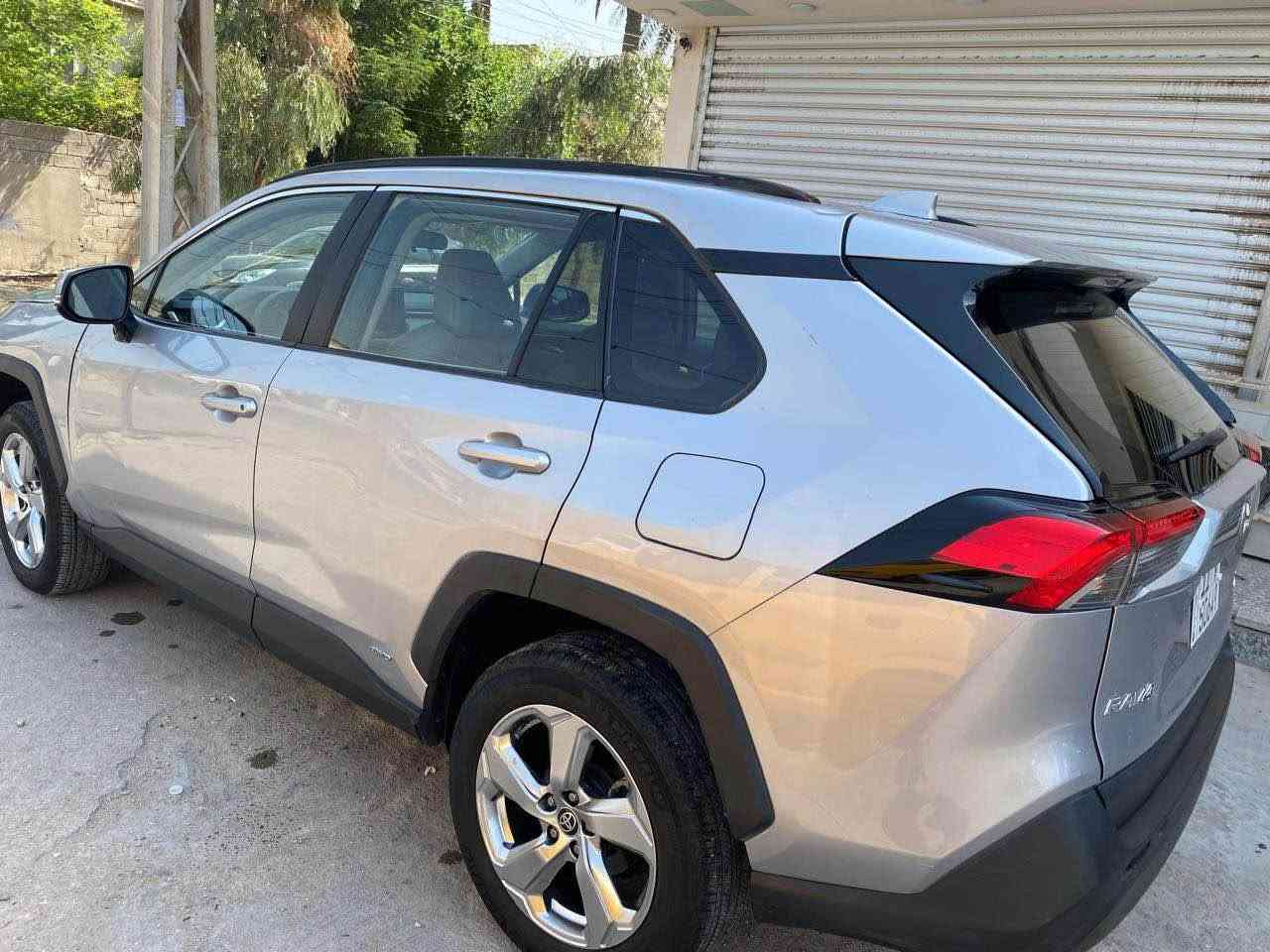 سلام عليكم 
راف فور XLE  هايبرد موديل 2021 للبيع 
ماشيه 12000 ميل رقم بغداد بسمي فول مواصفات 
-تشغيل وابواب بصمه
-صندوق كهرباء 
-تدفئه وتبريد الكشنات
-كشن السايق كهرباء
-كشن السايق خزن ميموري
-فتحه سقف
-قطعتين تبريد مناخين منفصل
-حساسات 360 درجه
-اشاير بلمري
-كشنات السياره جلد مطعم لونين
السعر 153 وبيه مجال للطيبين
السياره بيهه قطعتين تبديل وصبغ البنيد والجاملغ وبيهه شاصي ولغد حادثهه بجم اكرر الحادث بجم حته لحد يتفلسف عليه وناشر السونار وكلشي بحسابه رقم بغداد بسمي 
مكان السياره الغزاليه 
للاستفسار ***********
واسف عل اطاله بغداد, العراق
