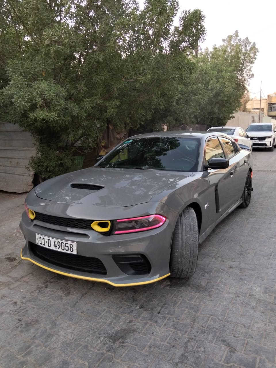 السلام عليكم جارجر 19هيمي سكات 6400 باك واردامريكي فول مواصفات عدةلفتحة سيارة بدون ايرباك 
لون سمنتي مميز 
1-كشنات حضن كهرباء تدفئةتبريد 
2-مثبت سرعة ردارجانبي حساسات خلفية 
3_كشنات خلفيةتدفئةمنافذيواس يوسبي
4-كامر دوارة مري تحسس بلاضائةهيترات بلمرء مرء قلابة 
5-خزن وضع القيادة 
6-عليهه كت وايد بدي بدون نفخات 
7-ويل سكات+تخم تاير جديد 
8-سنوية جديدة صارشهرمن سويتة+هزاه
شرط تحويل 
سيارة كاملة ماكو أي نقص
سستم صوط الباين 
الدمتغير الهاتف 
صوط.كزوز رعب تحكم بوابة 
سونر ماوجد 
رقم بغداد علوان بغداد أم الكبر 
الهاتف *********** علي
او مراوس سيارة عائلية مناسبة 
سعر 225

