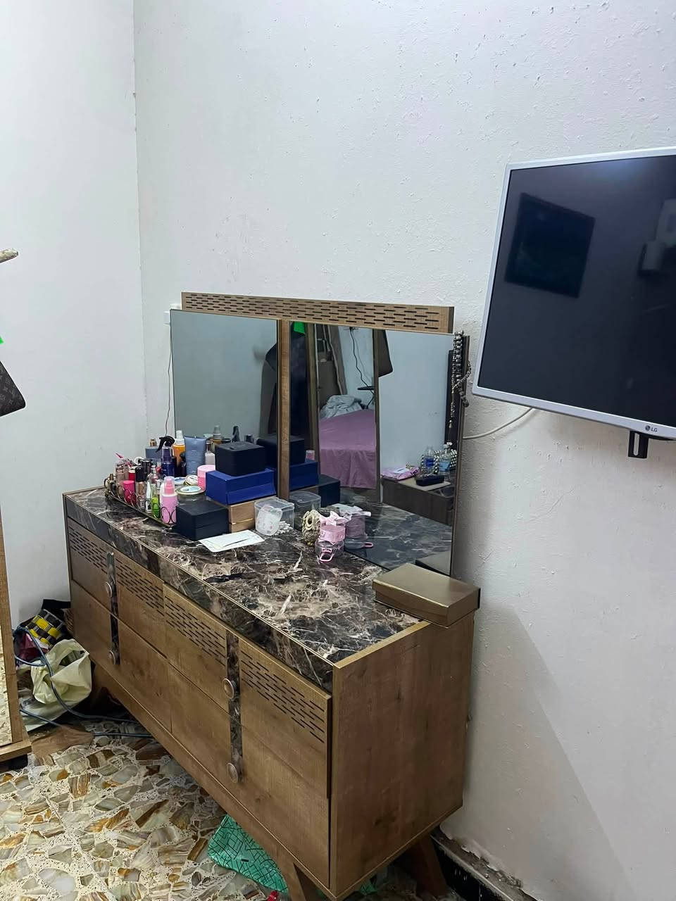 غرفة نوم تركي تحتوي على سبع قطع سعره ٨٥٠ وبيه مجال ***********
