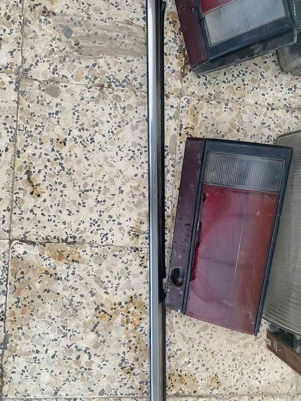 عراض مازدا 929 للبيع 
موصل حي العربي 
+ زوج لايت أمامي وعطر النترا 2004
***********

