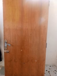 باب خشب • ثقيل