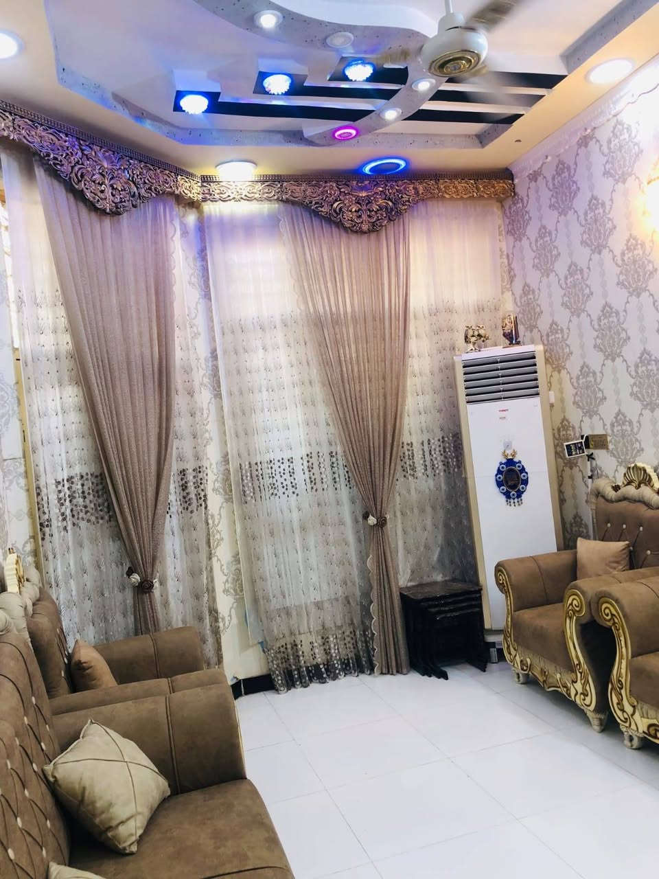 السلام عليكم
دار للبيع طابو صرف مساحه 100م طابق ونصف بناء حديث كونكريت صب مسلح موقع جيد قريب شارع العام ومدارس ابتدائيه وثانويه البيت يحتوي على استقبال +مطبخ +صاله +غرفه نوم صحيات داخليه وخارجيه+منور عدد 2
الطابق الثاني يحتوي على صاله كبيره وصحيات   السطح ايزوگام + كاشي الموقع حي الغدير الأولى قرب ثانوية الورود للبنات علماً البيت مطلوب اسكان 29 مليون السعر الكلي مع الاسكان   125وبي مجال   للأستفسار الاتصال 
***********
